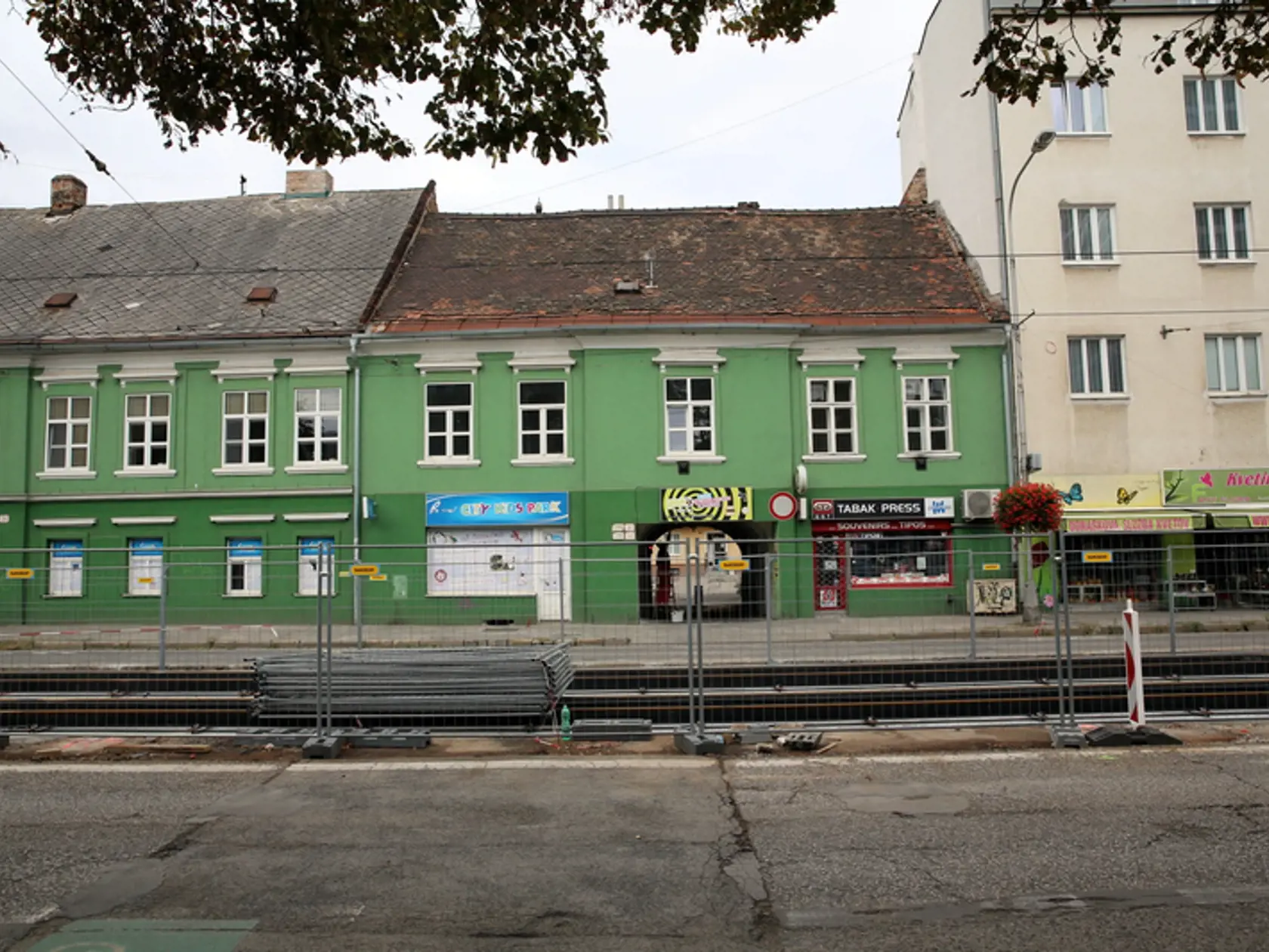 Na električkovej trati sa už pracuje.