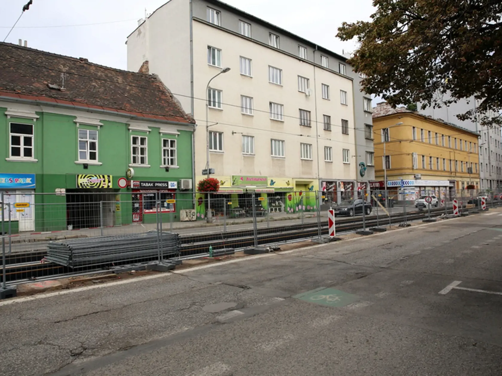 Na električkovej trati sa už pracuje.