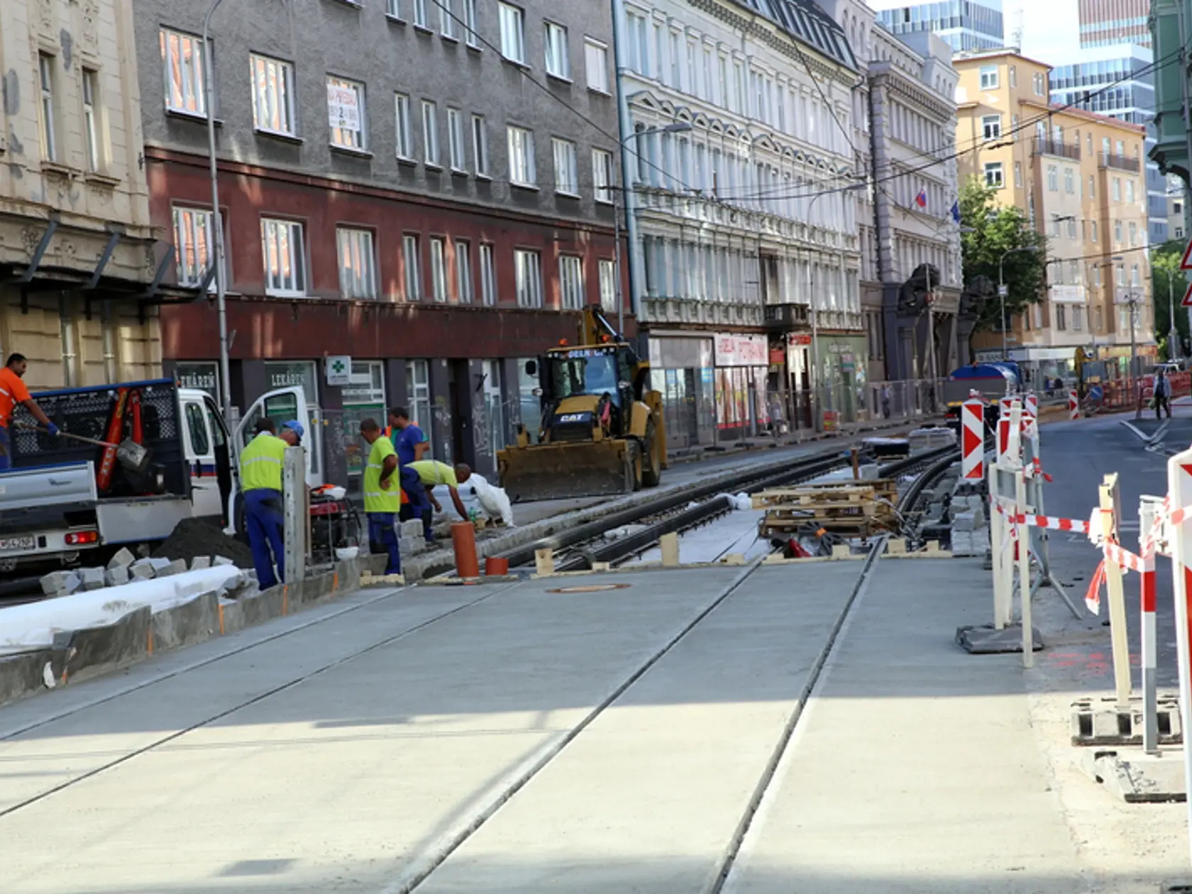 Na električkovej trati sa už pracuje.