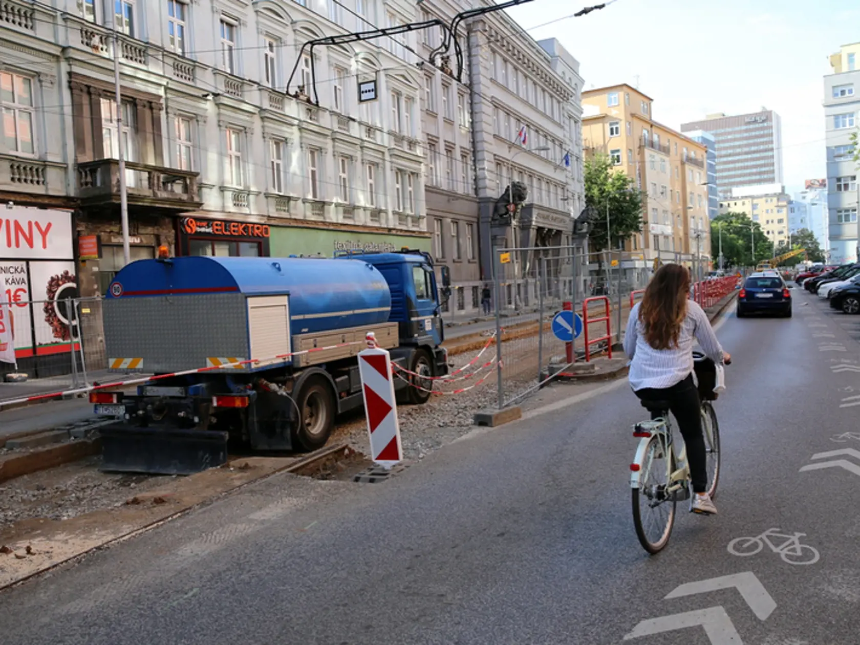 Na električkovej trati sa už pracuje.