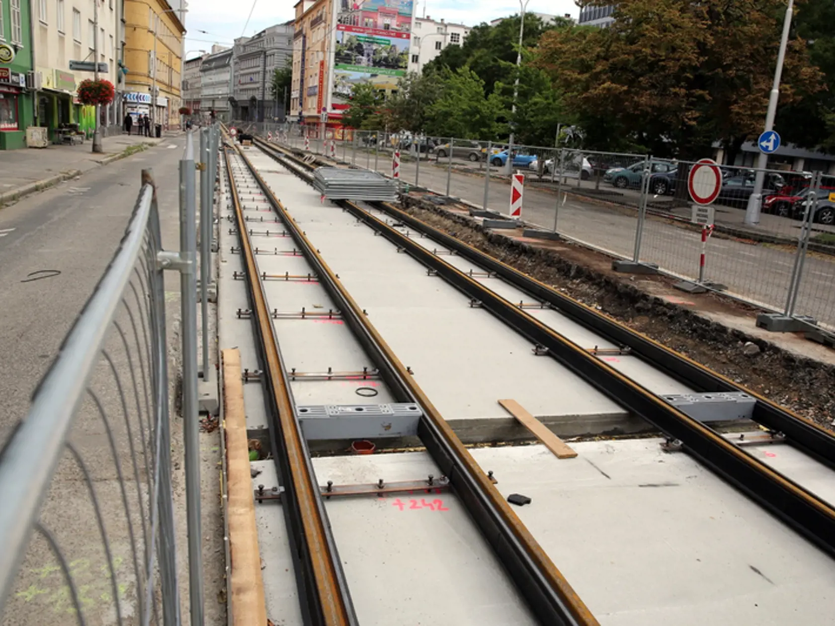 Na električkovej trati sa už pracuje.