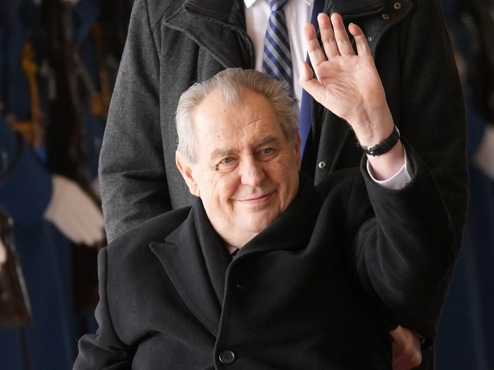 KK35 Belehrad - Na snímke odchádzajúci český prezident Miloš Zeman máva počas prehliadky čestnej stráže so srbským prezidentom Aleksandrom Vučičom 30. januára 2023 v Belehrade.