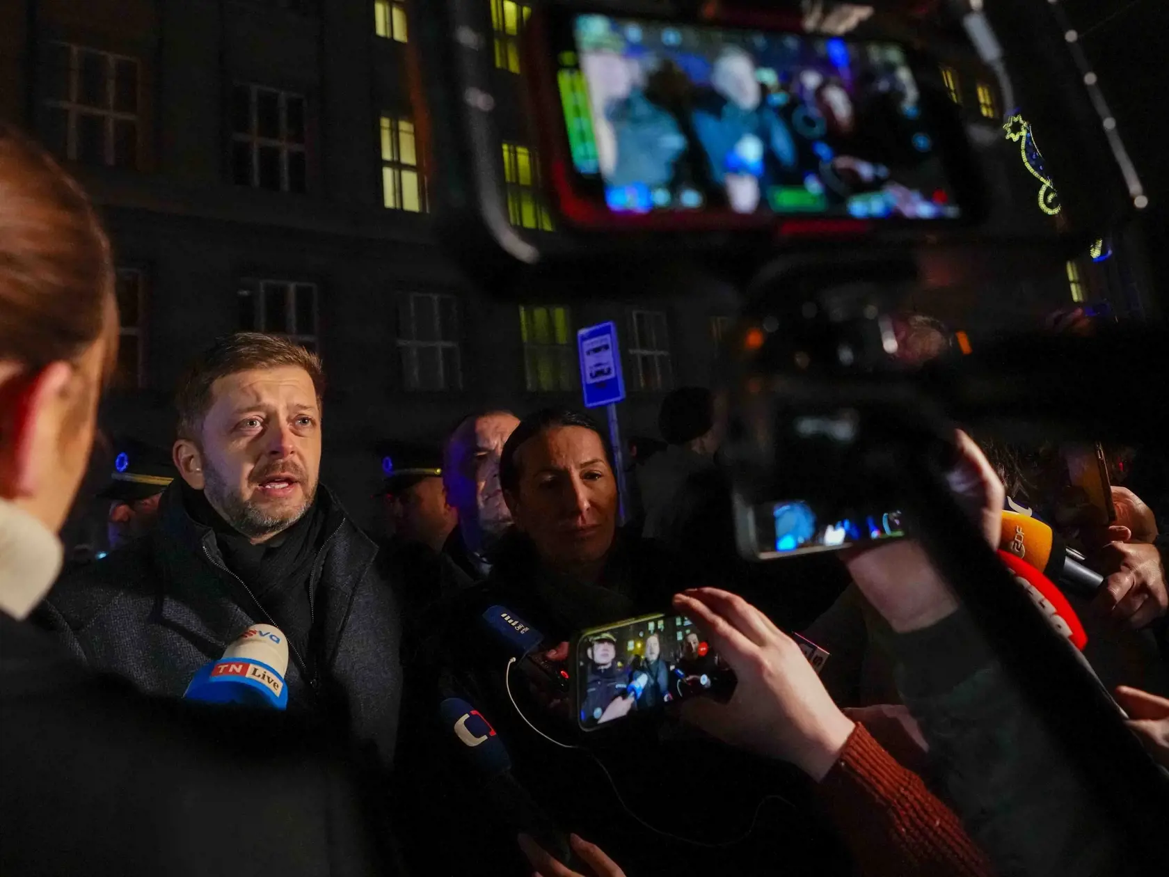 Český minister vnútra Vít Rakušan hovorí s novinármi po masovej streľbe na Filozofickej fakulte Univerzity Karlovej (FF UK) v centre Prahy 21. decembra 2023. Pri streľbe na Filozofickej fakulte Univerzity Karlovej (FF UK) v Prahe prišlo vo štvrtok o život najmenej 15 ľudí a minimálne 24 je zranených. Počet mŕtvych vo štvrtok korigoval český policajný prezident Martin Vondrášek. Strelec bol podľa jeho slov študentom školy, najskôr zastrelil svojho otca, potom odišiel do Prahy.