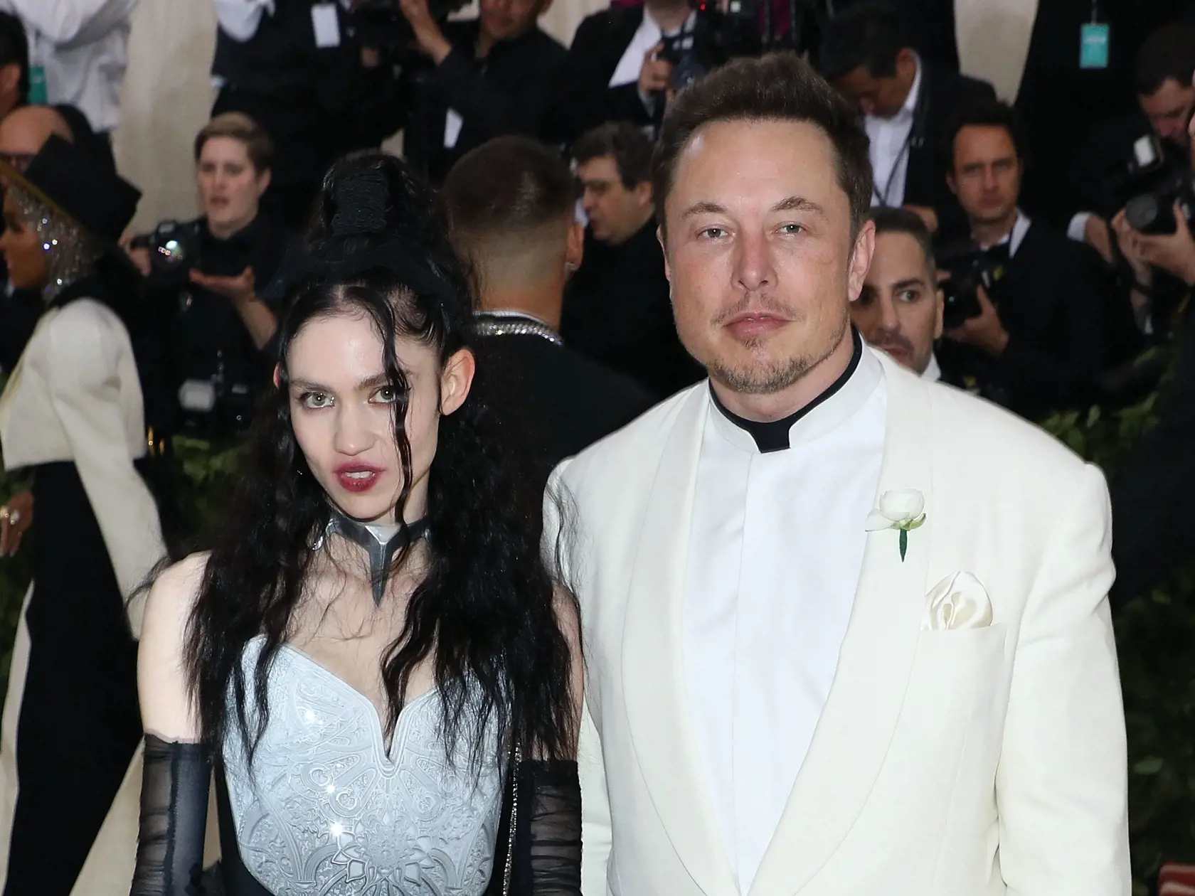 Elon Musk má so speváčkou Grimes dve deti. Kontroverznejšie mená ani dostať nemohli! Ich syn sa volá X AE A-XII Musk (2) a dcéra dostala meno Exa Dark Sideræl Musk (1). Mená ich detí boli častou témou. Exa podľa speváčky odkazuje na super počítačový termín exaFLOPS, zatiaľ čo Dark predstavuje všetko „temné a neznáme“.