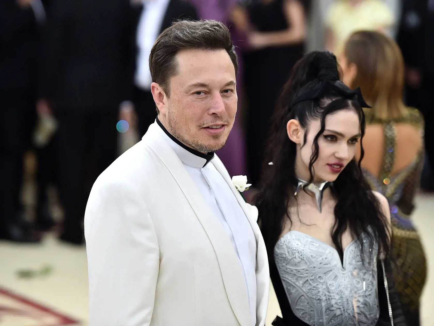 Elon Musk má so speváčkou Grimes dve deti.  Kontroverznejšie mená ani dostať nemohli. Ich syn sa volá  X AE A-XII Musk (2) a dcéra dostala meno  Exa Dark Sideræl Musk (1). Mená ich detí boli častou témou. Exa podľa speváčky odkazuje na super počítačový termín exaFLOPS, zatiaľ čo Dark predstavuje všetko „temné a neznáme“.