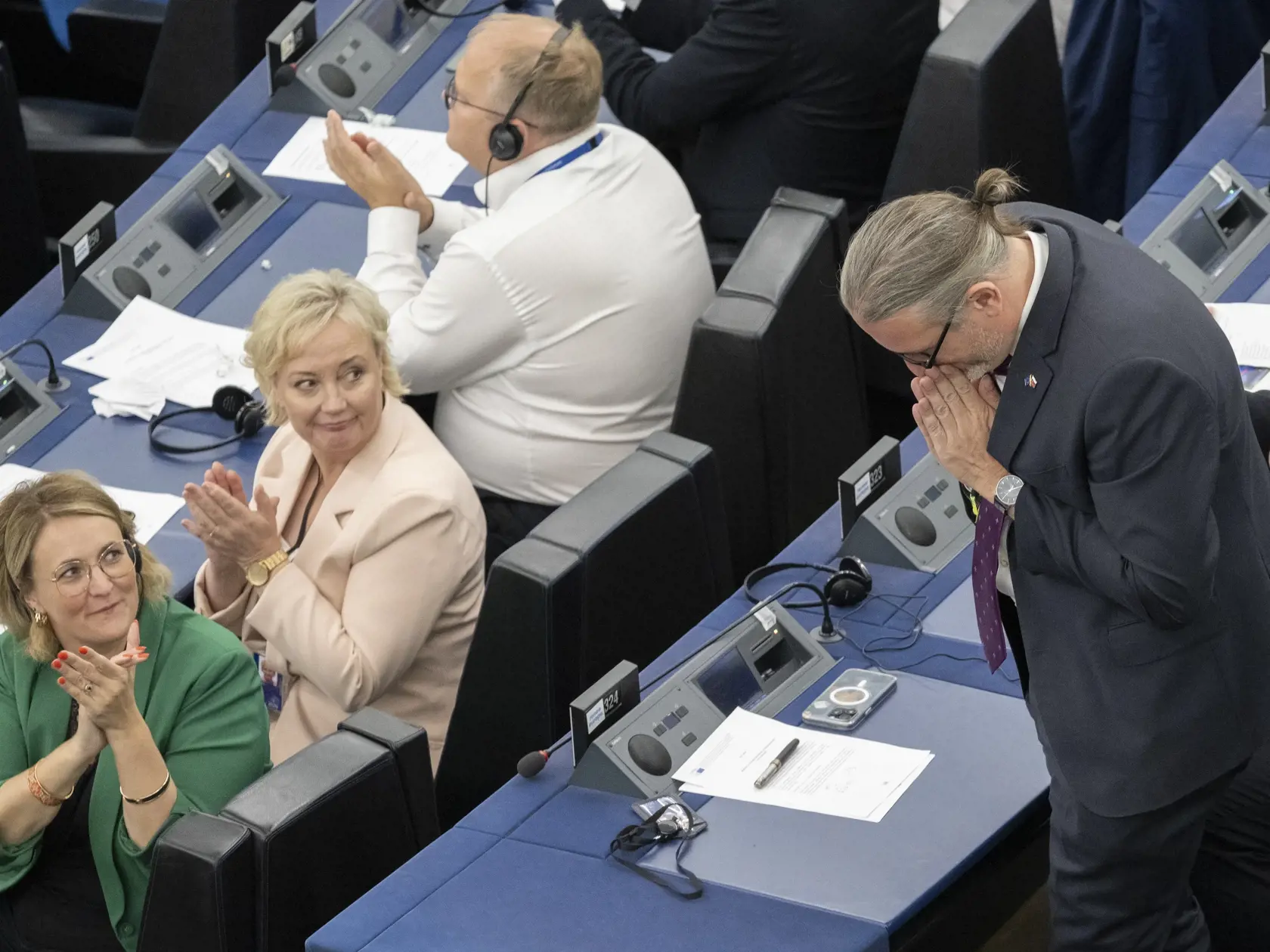 Slovenský europoslanec Martin Hojsík (Progresívne Slovensko) z frakcie Obnovme Európu (RE) stojí počas potlesku po zvolení za jedného zo 14 podpredsedov na ustanovujúcej plenárnej schôdzi Európskeho parlamentu (EP) v Štrasburgu v utorok 16. júla 2024.