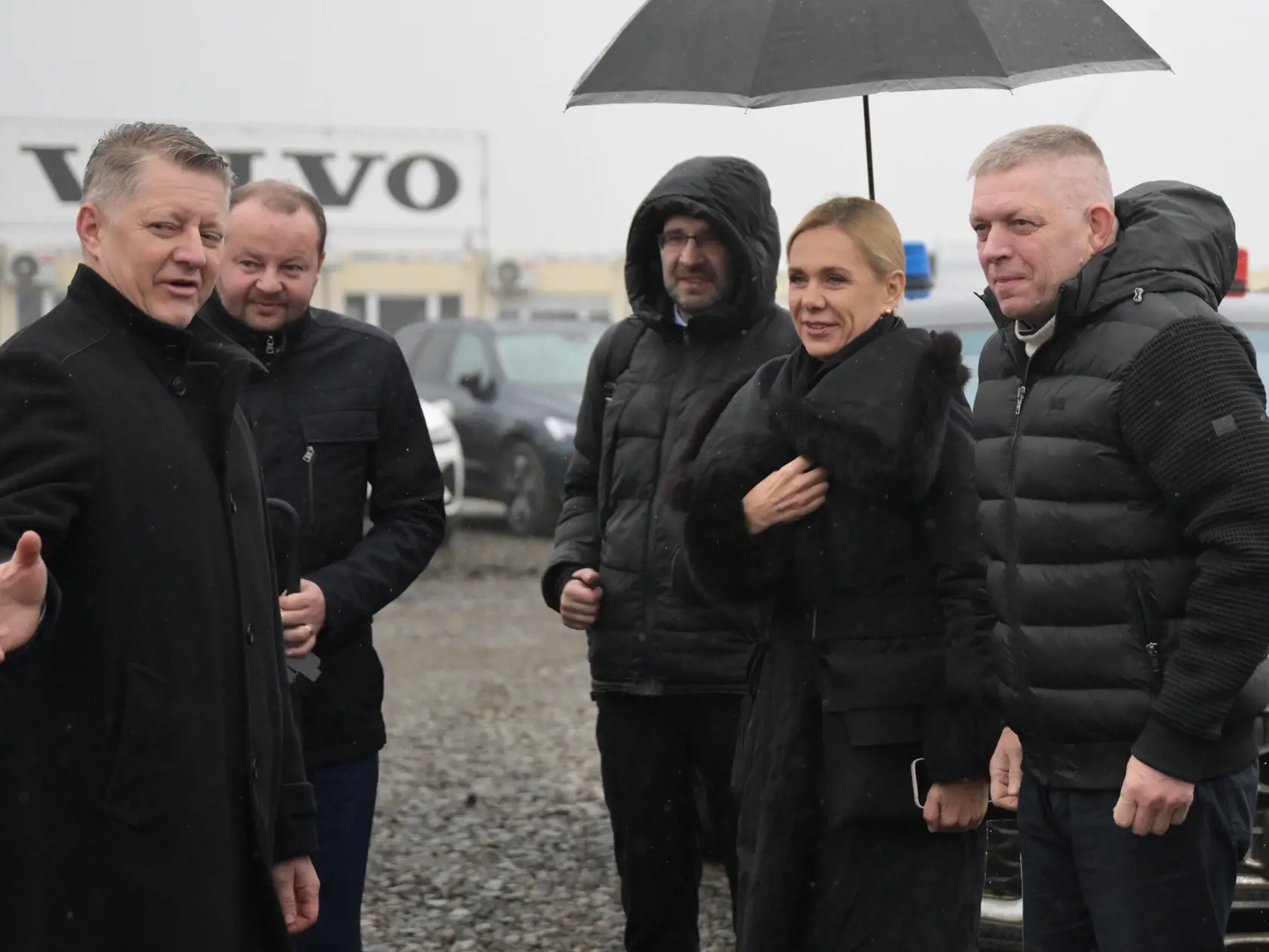 Na snímke sprava predseda vlády SR Robert Fico  (Smer-SD) a ministerka hospodárstva SR Denisa Saková (Hlas-SD) v priemyselnom parku Valaliky 28. novembra 2024 počas stretnutia s predstaviteľmi spoločností Valaliky Industrial Park a MH Invest k aktuálnej situácii v súvislosti s výstavbou závodu Volvo.