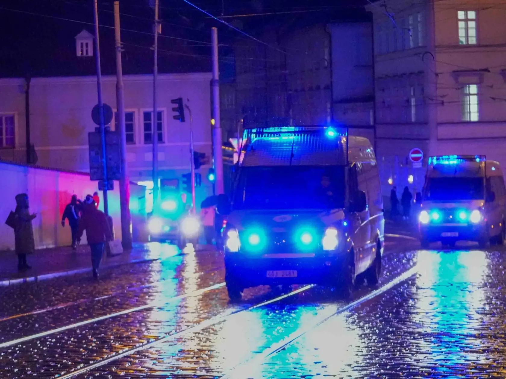 Policajné vozidlá smerujú k budove  Filozofickej fakulty Univerzity Karlovej (FF UK) po streľbe v centre Prahy 21. decembra 2023. Pri streľbe na Filozofickej fakulte Univerzity Karlovej (FF UK) v Prahe prišlo vo štvrtok o život najmenej 15 ľudí a minimálne 24 je zranených. Počet mŕtvych vo štvrtok korigoval český policajný prezident Martin Vondrášek. Strelec bol podľa jeho slov študentom školy, najskôr zastrelil svojho otca, potom odišiel do Prahy.