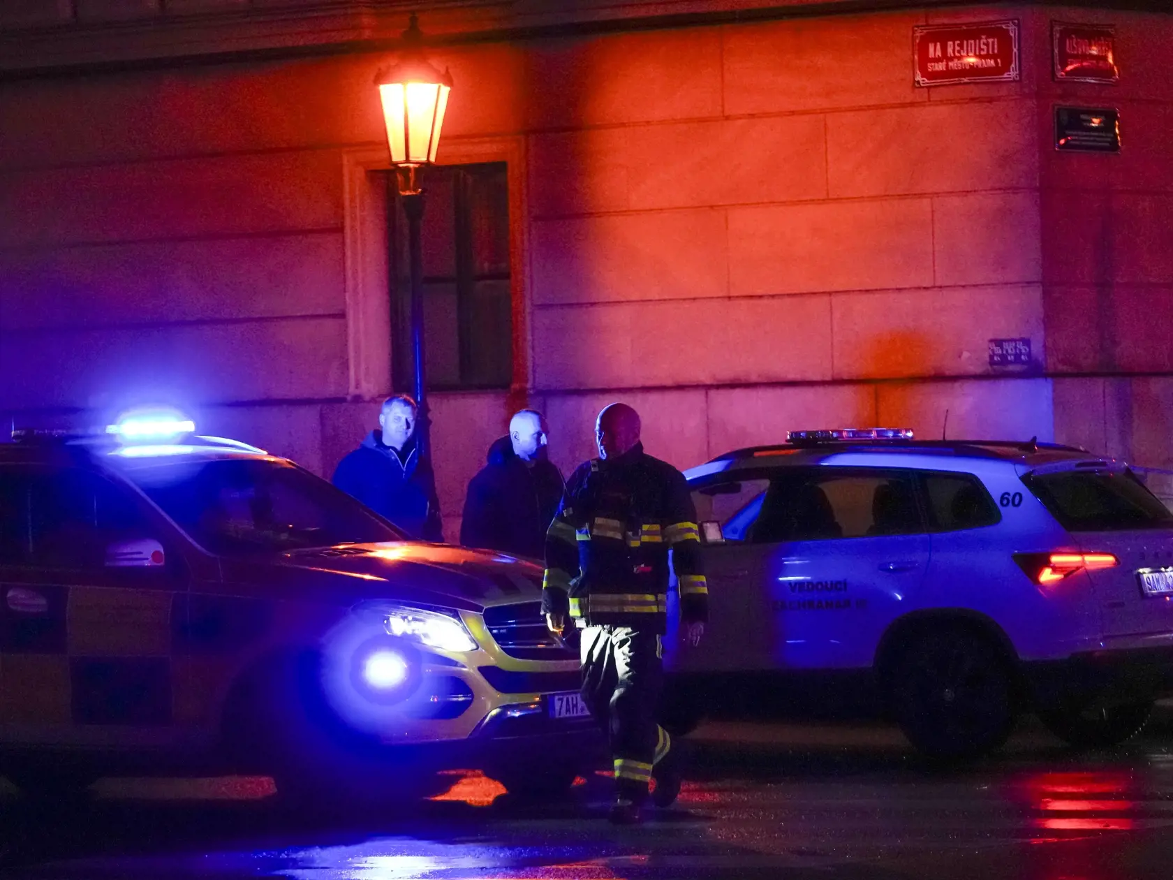 Policajné a záchranárske vozidlá parkujú pred budovou Filozofickej fakulty Univerzity Karlovej (FF UK) po streľbe v centre Prahy 21. decembra 2023. Pri streľbe na Filozofickej fakulte Univerzity Karlovej (FF UK) v Prahe prišlo vo štvrtok o život najmenej 15 ľudí a minimálne 24 je zranených. Počet mŕtvych vo štvrtok korigoval český policajný prezident Martin Vondrášek. Strelec bol podľa jeho slov študentom školy, najskôr zastrelil svojho otca, potom odišiel do Prahy.