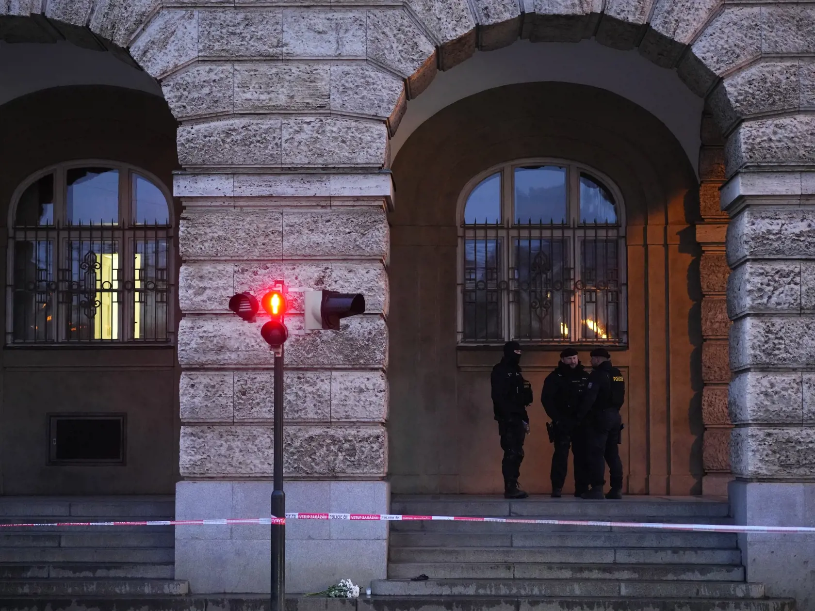 Policajti hliadkujú pred budovou Filozofickej fakulty Univerzity Karlovej (FF UK) po streľbe v centre Prahy 22. decembra 2023. Pri streľbe na Filozofickej fakulte Univerzity Karlovej v Prahe prišlo vo štvrtok o život 14 ľudí a 25 je zranených. Strelec bol podľa polície študentom školy a po útoku zrejme spáchal samovraždu, no strieľali po ňom aj policajti.