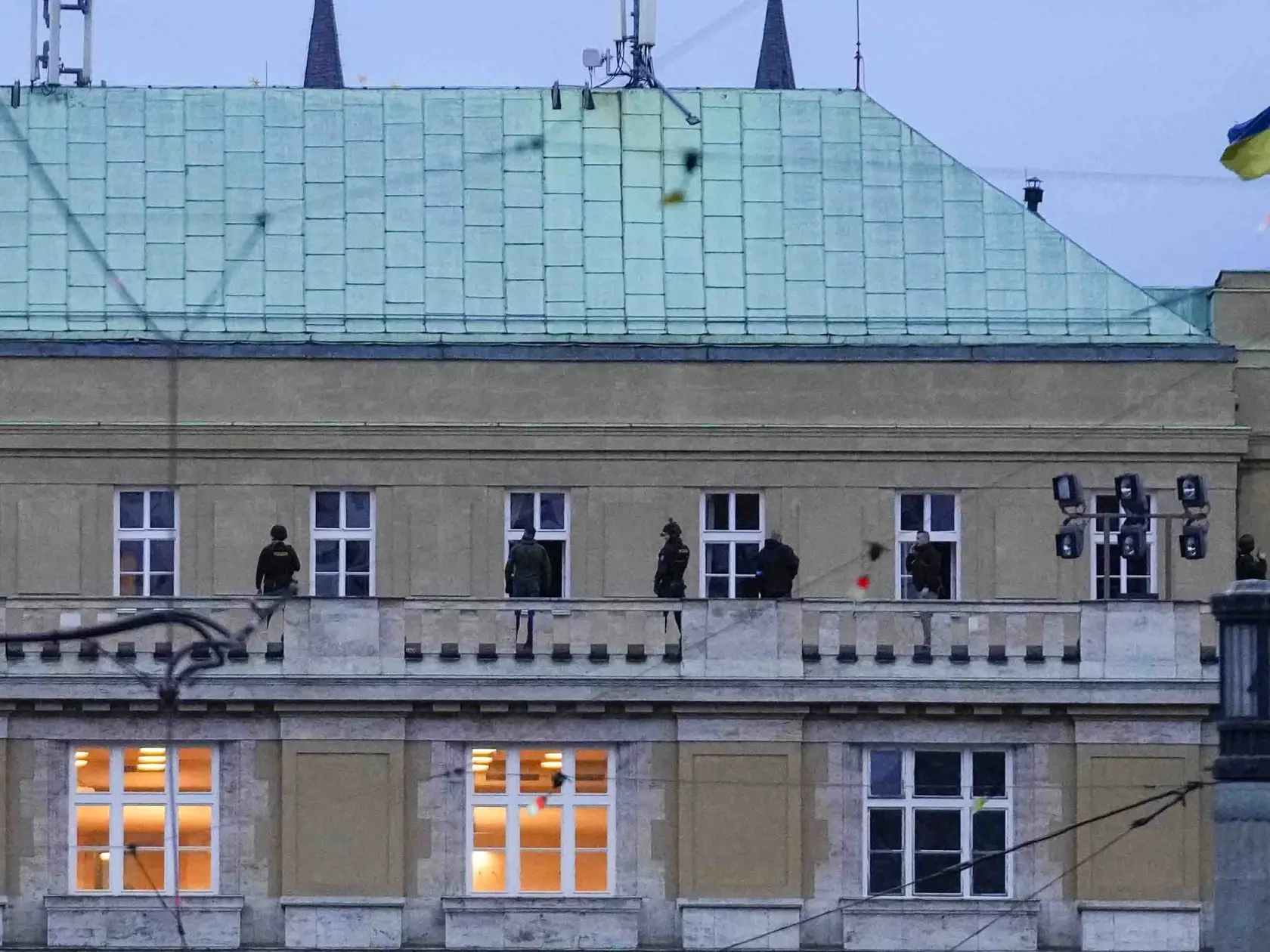 Policajti stoja na balkóne Filozofickej fakulte Univerzity Karlovej (FF UK) po streľbe v centre Prahy 21. decembra 2023. Po streľbe na Filozofickej fakulte Univerzity Karlovej (FF UK) v Prahe je 11 mŕtvych vrátane útočníka. Ďalšie desiatky ľudí sú zranené, deväť z nich vážne. Uviedla to hovorkyňa Zdravotníckej záchrannej služby (ZZS) hlavného mesta Prahy Jana Poštová, informuje spravodajkyňa TASR v Prahe.