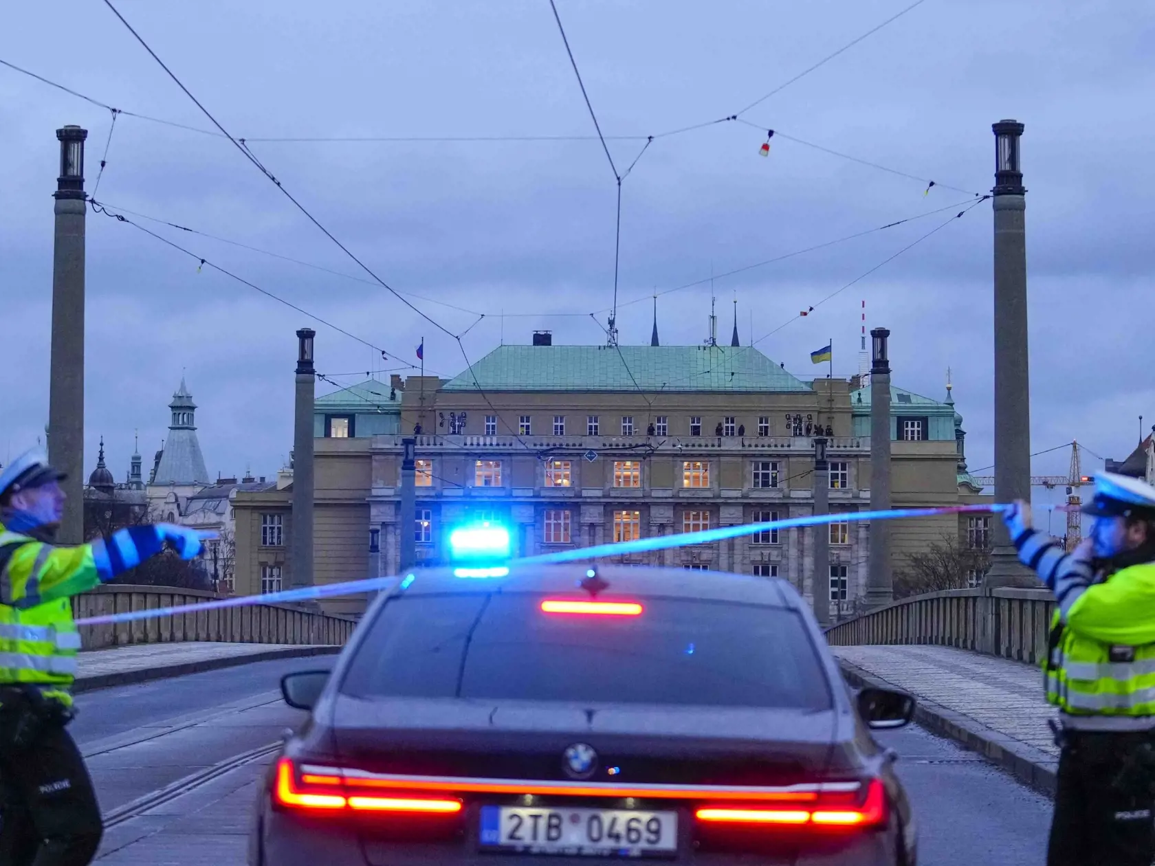 Policajti hliadkujú po streľbe v centre Prahy 21. decembra 2023. Česká polícia zneškodnila útočníka, ktorý vo štvrtok strieľal v škole v centre Prahy. Uviedla to na sociálnej sieti X. Na mieste je podľa nej niekoľko mŕtvych a desiatky zranených, informuje spravodajkyňa TASR v Prahe.