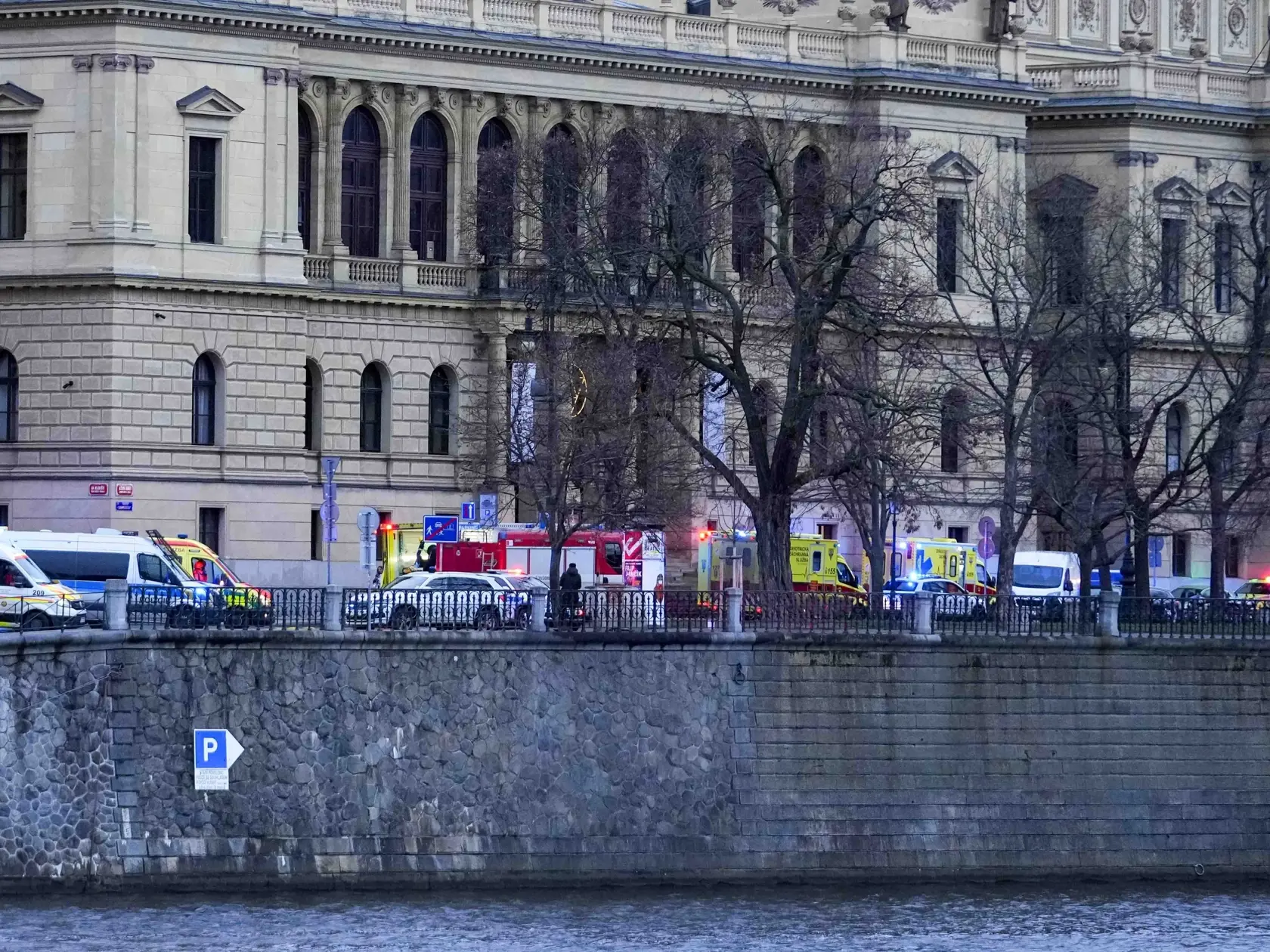 Policajti zabezpečujú oblasť pri brehu Vltavy po streľbe v centre Prahy 21. decembra 2023. Česká polícia zneškodnila útočníka, ktorý vo štvrtok strieľal v škole v centre Prahy. Uviedla to na sociálnej sieti X. Na mieste je podľa nej niekoľko mŕtvych a desiatky zranených, informuje spravodajkyňa TASR v Prahe.