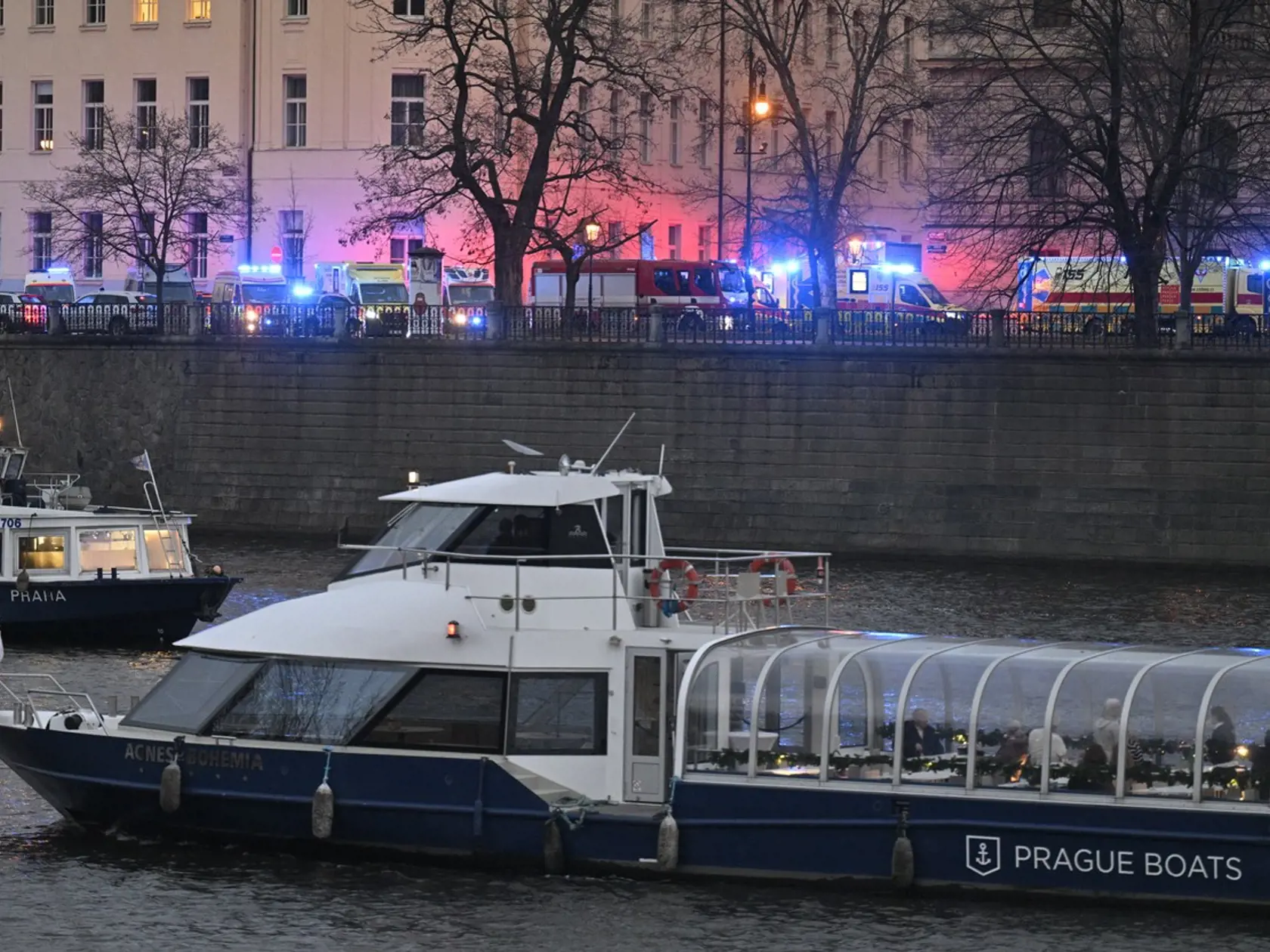 V uliciach Prahy zavládol strach. Oblasť okolo fakulty je uzatvorená.