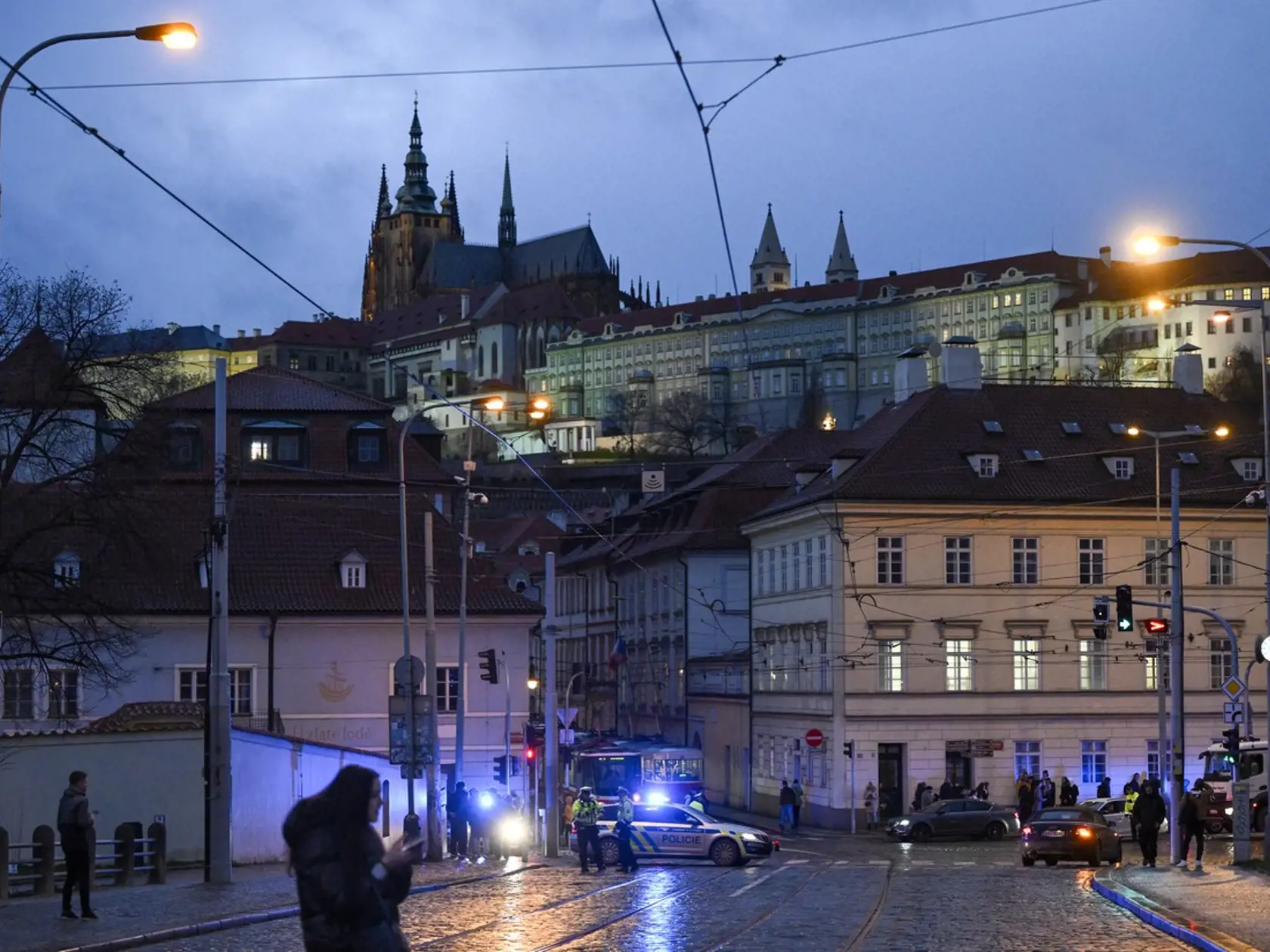 V uliciach Prahy zavládol strach. Oblasť okolo fakulty je uzatvorená.