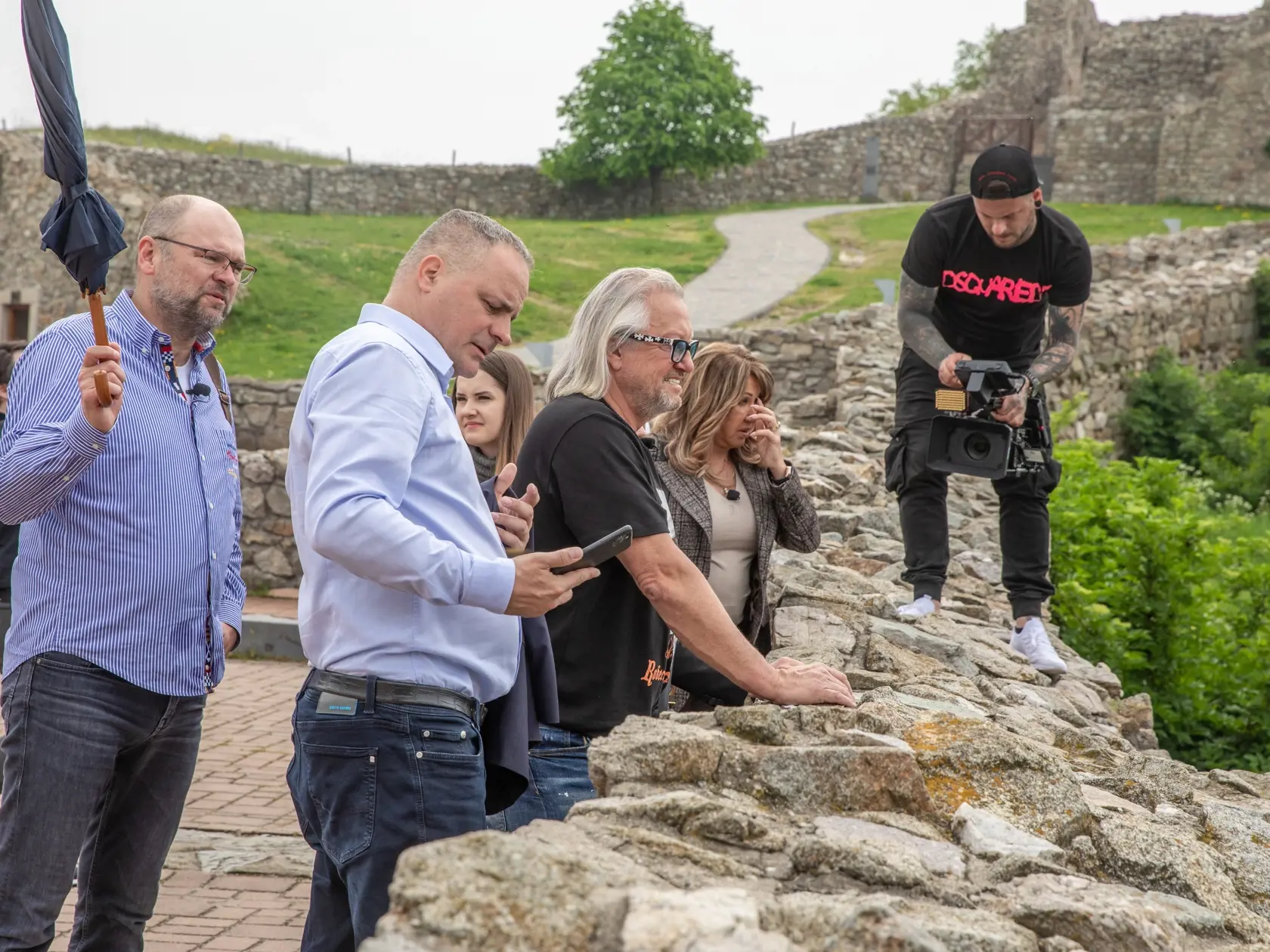 Na snímke je rodina Geissenovcov počas sobotňajšom výlete na hrad Devín. Geissenovcov sprevádzali minister hospodárstva Slovenskej republiky Richard Sulík a predseda Bratislavského samosprávneho kraja Juraj Droba.