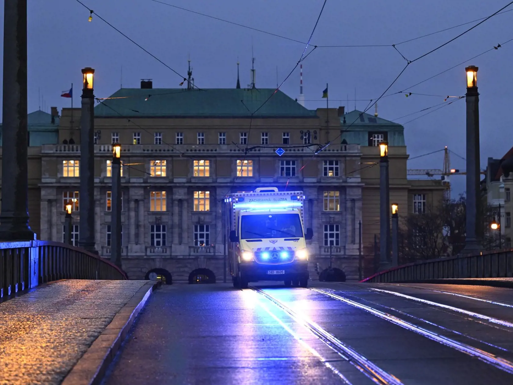 V uliciach Prahy zavládol strach. Oblasť okolo fakulty je uzatvorená.