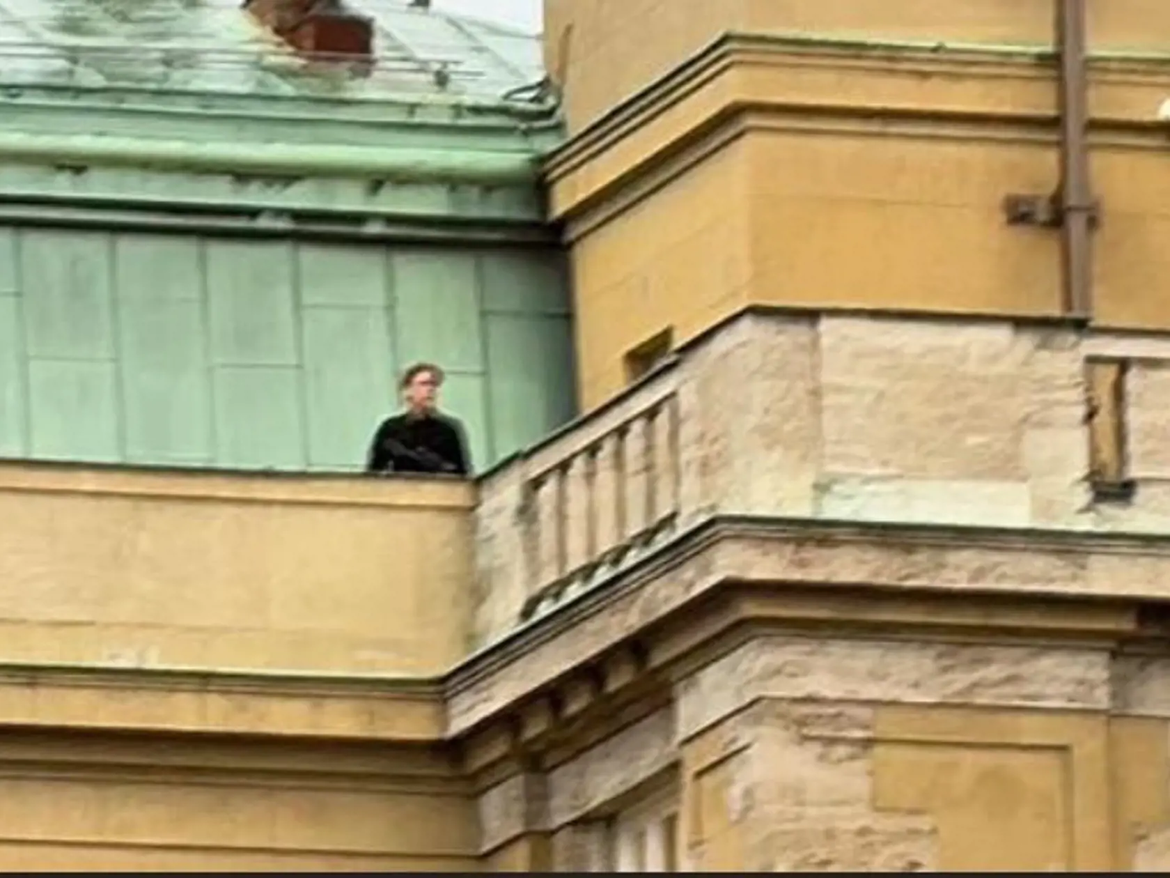 Zábery zo streľby v Prahe, na foto je strelec.