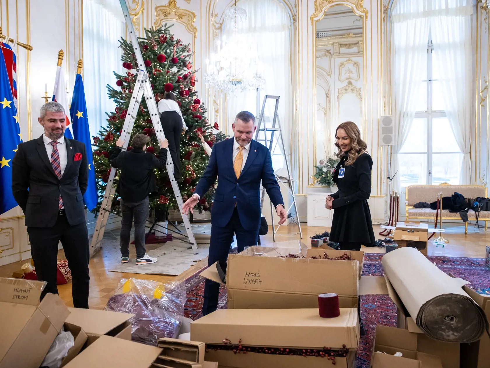 S výzdobou bol spokojný aj samotný prezident Pellegrini, ktorý na zdobenie priebežne dohliadal. V paláci totiž mal mnoho povinností. „Latka je nastavená veľmi vysoko,“ poznamenal s údivom, keď prvýkrát uvidel jeden z vyzdobených stromčekov. Tiež prezradil, že najviac sa mu páči zamatová vínová farba, ktorá najviac vyniká v kombinácií práve so zelenou čačinou.