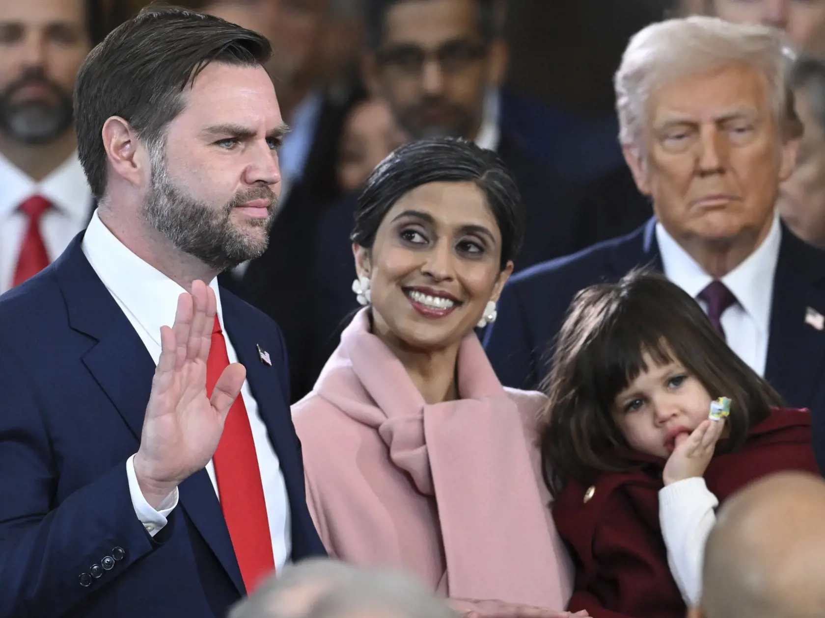 JB 41 Washington - J.D. Vance skladá prísahu ako americký viceprezident počas dnešnej inaugurácie 47. prezidenta USA Donalda Trumpa a 50. viceprezidenta JD Vancea v Rotunde amerického Kapitolu vo Washingtone 20. januára 2025. Republikán Donald Trump v rotunde amerického Kapitolu v pondelok napoludnie miestneho času (18.00 h SEČ) zložil slávnostnú prísahu na svoje druhé funkčné obdobie a stal sa tak 47. prezidentom Spojených štátov amerických. Informuje o tom TASR. FOTO TASR/AP

J.D. Vance takes the oath of office as Vice President during the 60th Presidential Inauguration in the Rotunda of the U.S. Capitol in Washington, Monday, Jan. 20, 2025, as his wife, Usha Vance, looks on. (Saul Loeb/Pool photo via AP)