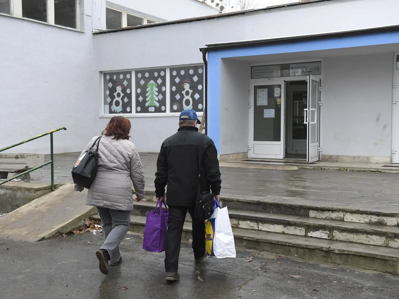 Na snímke ľudia nosia potraviny a materiálnu pomoc do krízového centra pre ľudí zo zhoreného bytového domu po výbuchu v Prešove 8. decembra 2019. FOTO TASR - František Iván