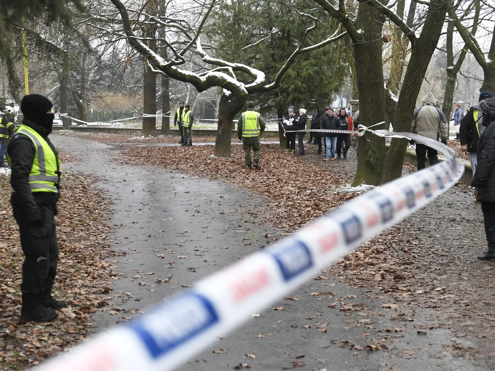 Na snímke polícia stráži zhorený bytový dom v Prešove 8. decembra 2019. Požiar mal vzniknúť po výbuchu horných poschodí 12-podlažnej bytovky v piatok pred 12.15 h. FOTO TASR - František Iván