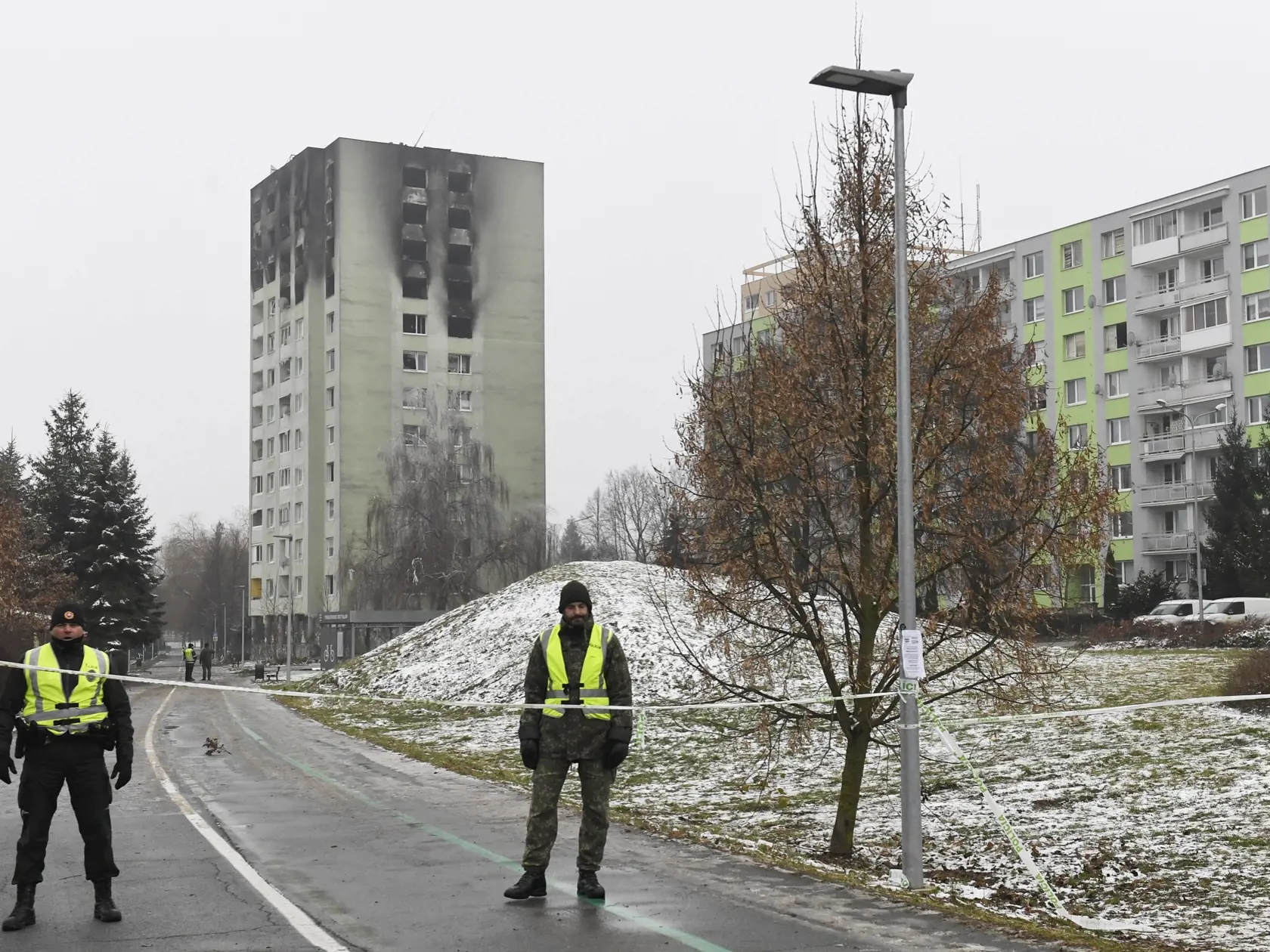 Na snímke polícia stráži zhorený bytový dom v Prešove 8. decembra 2019. Požiar mal vzniknúť po výbuchu horných poschodí 12-podlažnej bytovky v piatok pred 12.15 h. FOTO TASR - František Iván