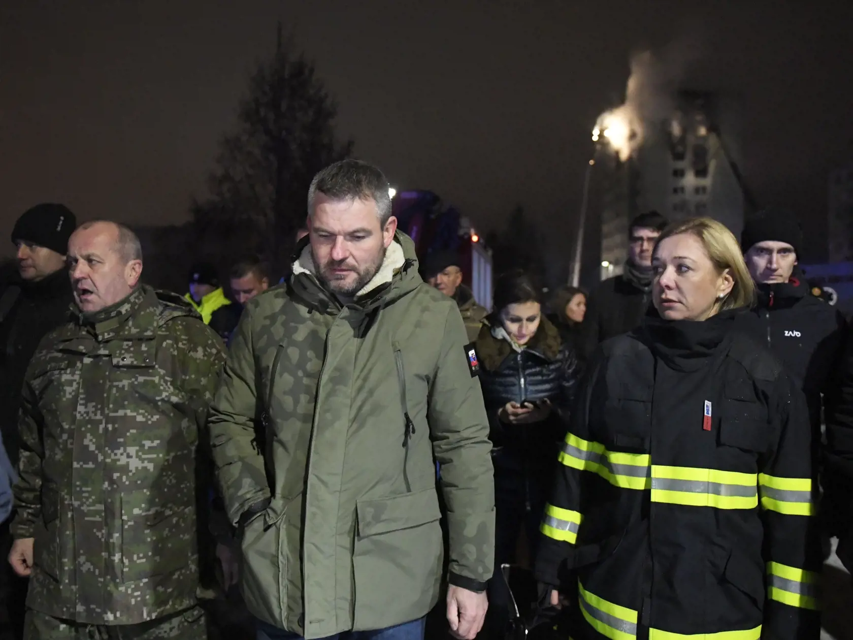 Na snímke zľava minister obrany SR Peter Gajdoš, premiér SR Peter Pellegrini a ministerka vnútra SR Denisa Saková na mieste výbuchu a následného požiaru bytového domu v Prešove 6. decembra 2019. Požiar mal vzniknúť po výbuchu horných poschodí 12 podlažnej bytovky pred 12.15 h. Polícia zatiaľ potvrdila päť obetí. Na mieste zasahujú všetky záchranárske zložky.  FOTO TASR - František Iván 
