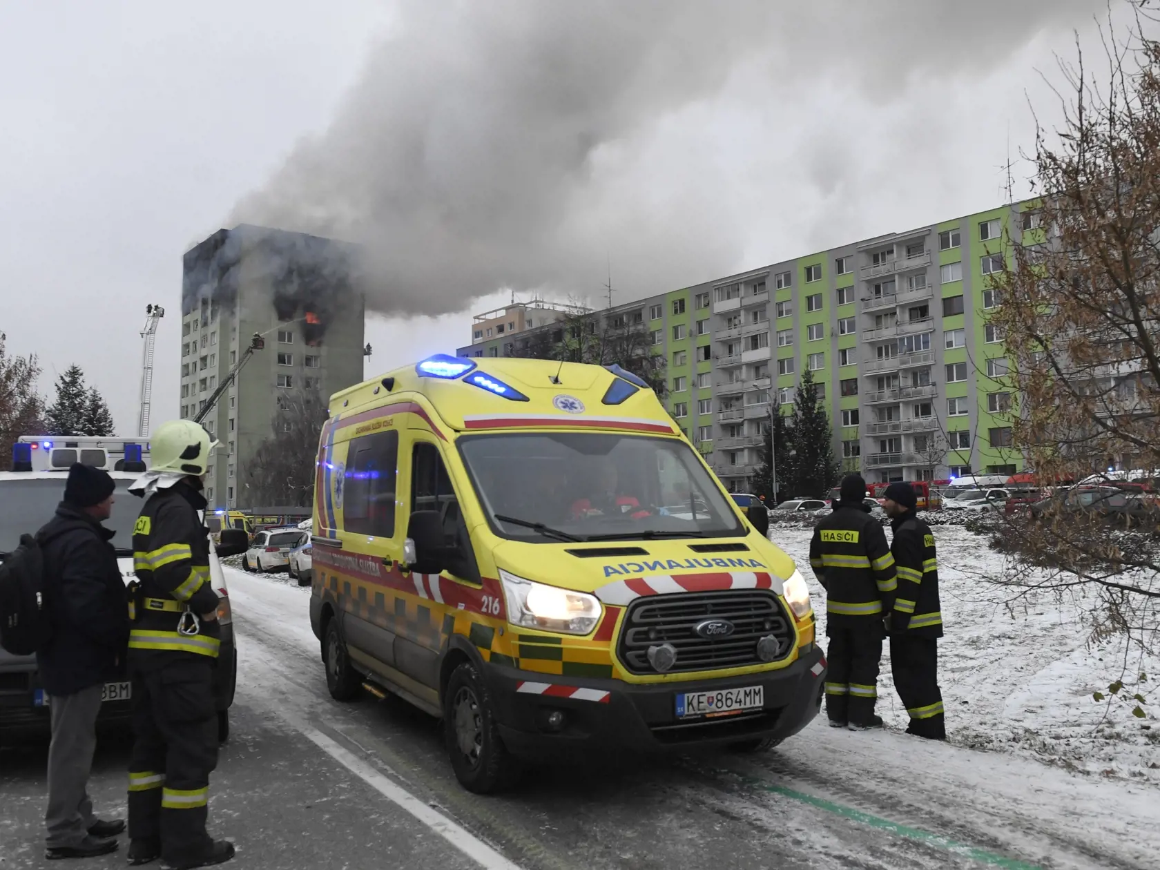 Sanitka odchádza z miesta po výbuchu a požiari bytového domu 6. decembra 2019 v Prešove. Plyn mal vybuchnúť v jednom z bytov v 12-podlažnej bytovke pred 12.15 h. Polícia zatiaľ potvrdila štyri obete.  FOTO TASR - František Iván 