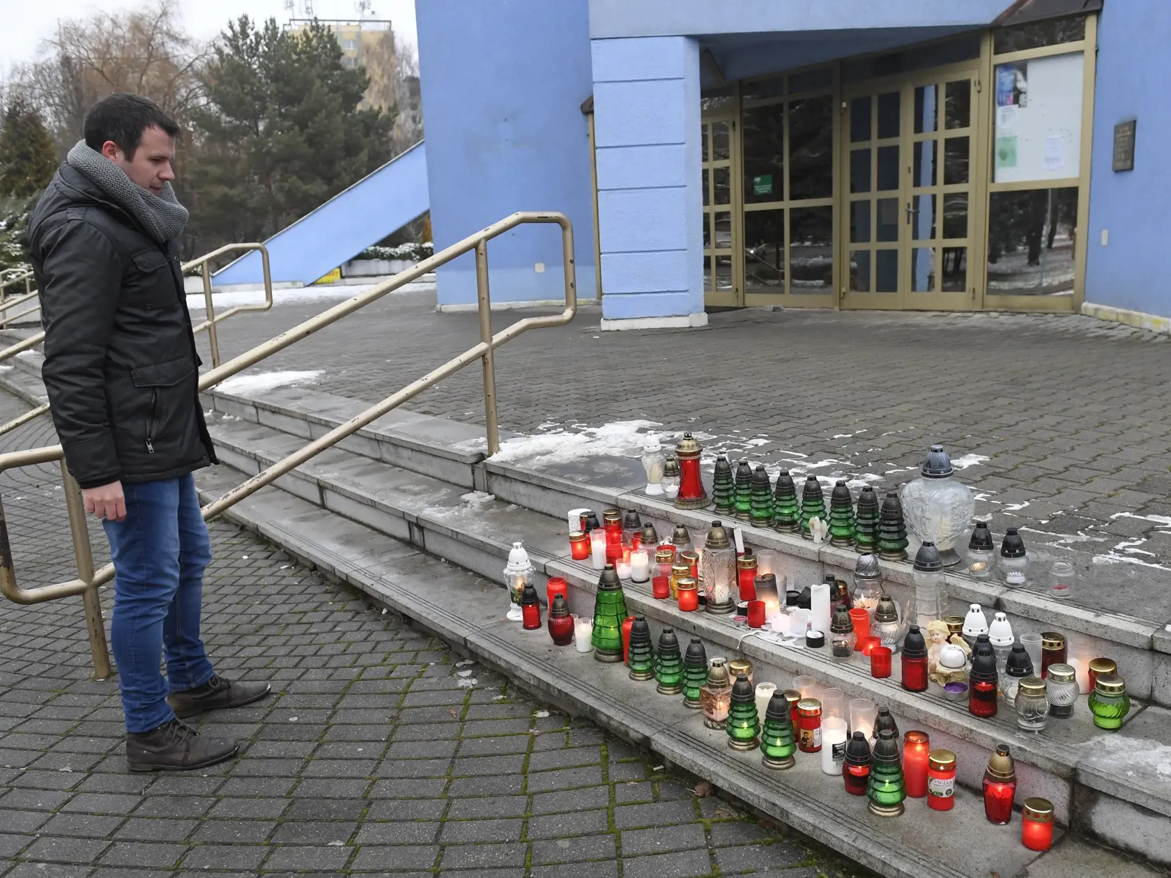 Na snímke pietne miesto neďaleko zhoreného bytového domu v Prešove 8. decembra 2019. Požiar mal vzniknúť po výbuchu horných poschodí 12-podlažnej bytovky v piatok pred 12.15 h. FOTO TASR - František Iván