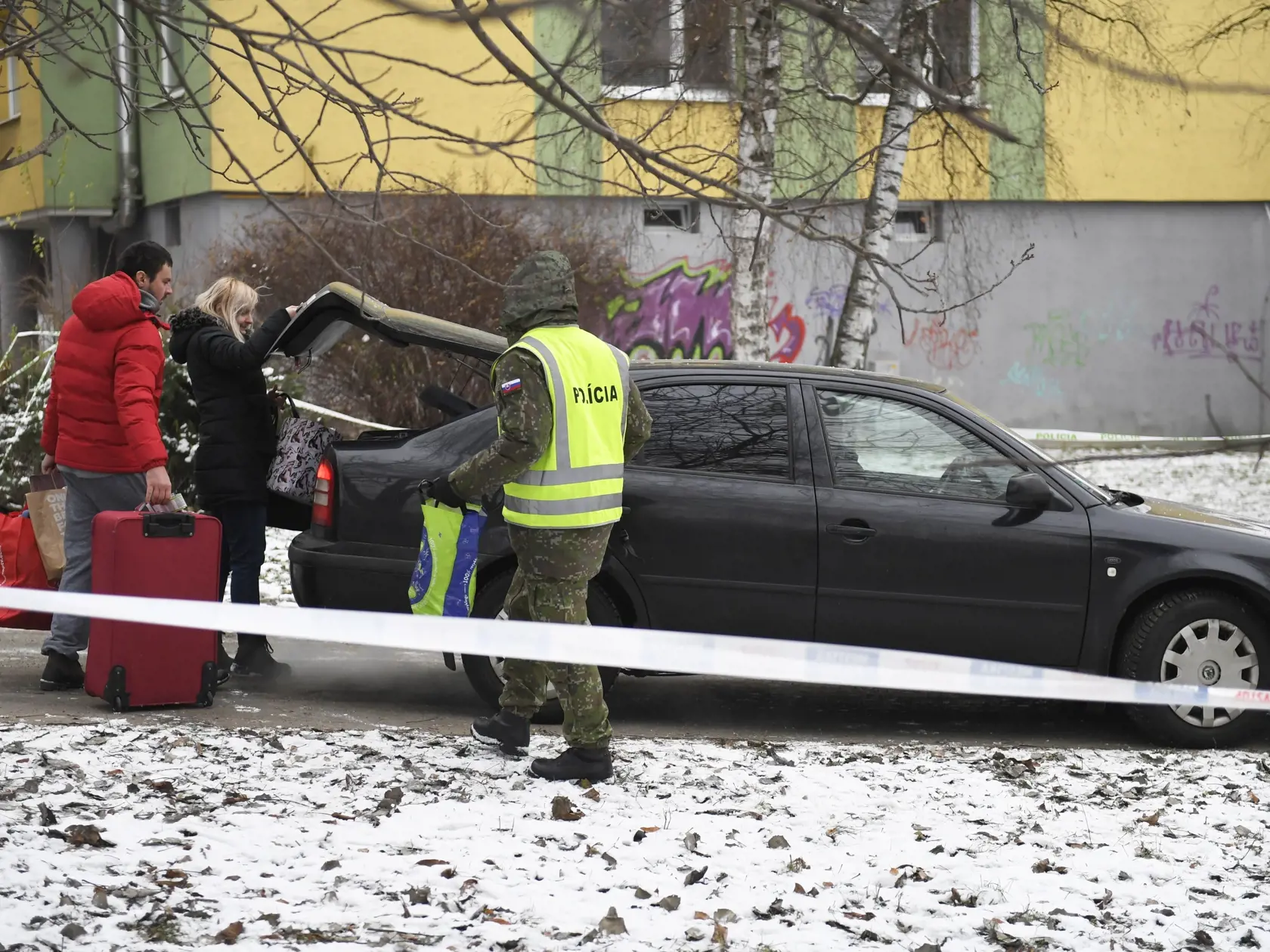 Na snímke ľudia si odnášajú veci z vedľajších bytových domov pri zhorenom bytovom dome v Prešove 7. decembra 2019. Požiar mal vzniknúť po výbuchu horných poschodí 12-podlažnej bytovky v piatok pred 12.15 h. FOTO TASR - František Iván