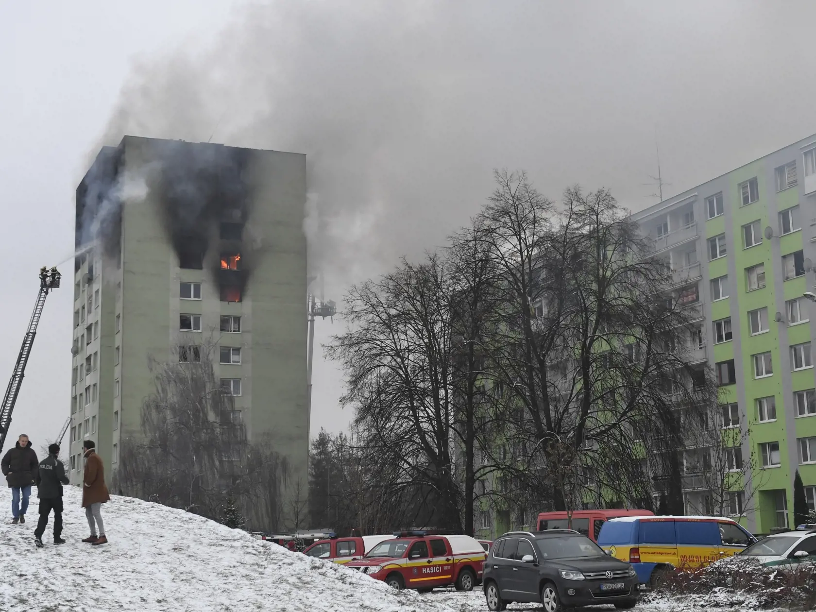 Na snímke horiaci bytový dom v Prešove 6. decembra 2019. Požiar mal vzniknúť po výbuchu horných poschodí 12 podlažnej bytovky pred 12.15 h. Polícia zatiaľ potvrdila štyri obete.  FOTO TASR - František Iván 