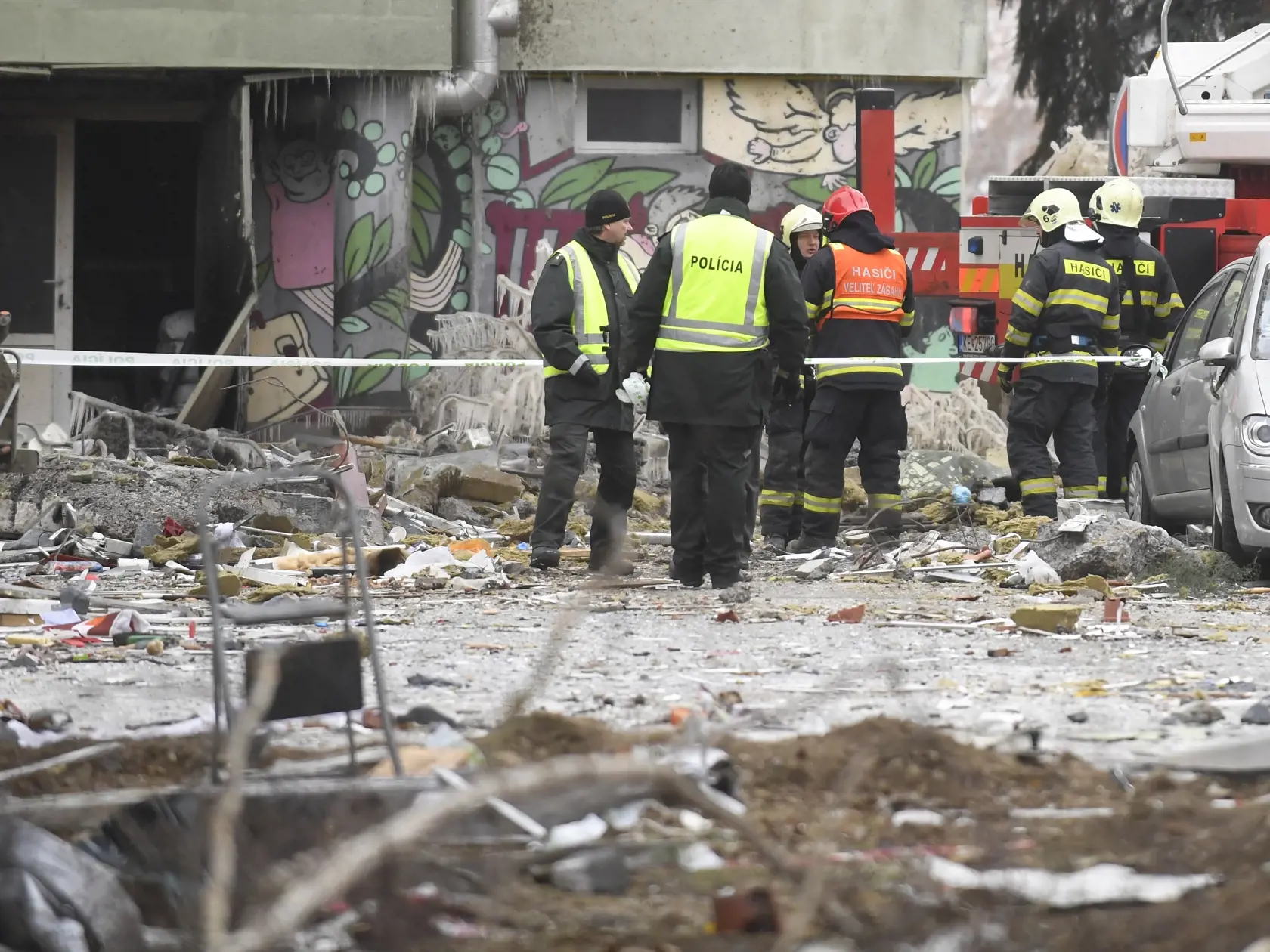 Na snímke požiarnici a policajti pri zhorenom bytovom dome v Prešove 7. decembra 2019. Požiar mal vzniknúť po výbuchu horných poschodí 12-podlažnej bytovky v piatok pred 12.15 h. FOTO TASR - František Iván