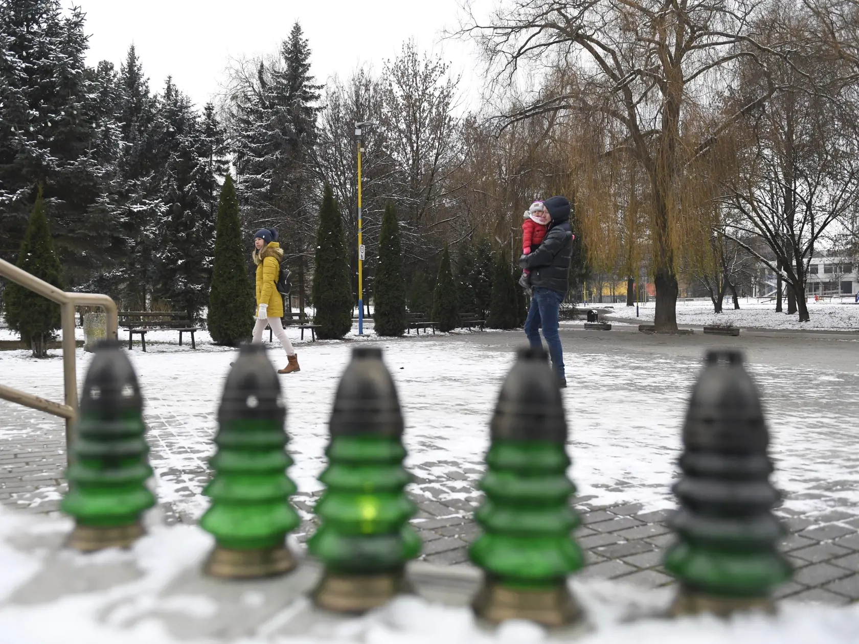 Na snímke pietne miesto so sviečkami neďaleko pri zhorenom bytovom dome v Prešove 7. decembra 2019.. Požiar mal vzniknúť po výbuchu horných poschodí 12-podlažnej bytovky v piatok pred 12.15 h. FOTO TASR - František Iván
