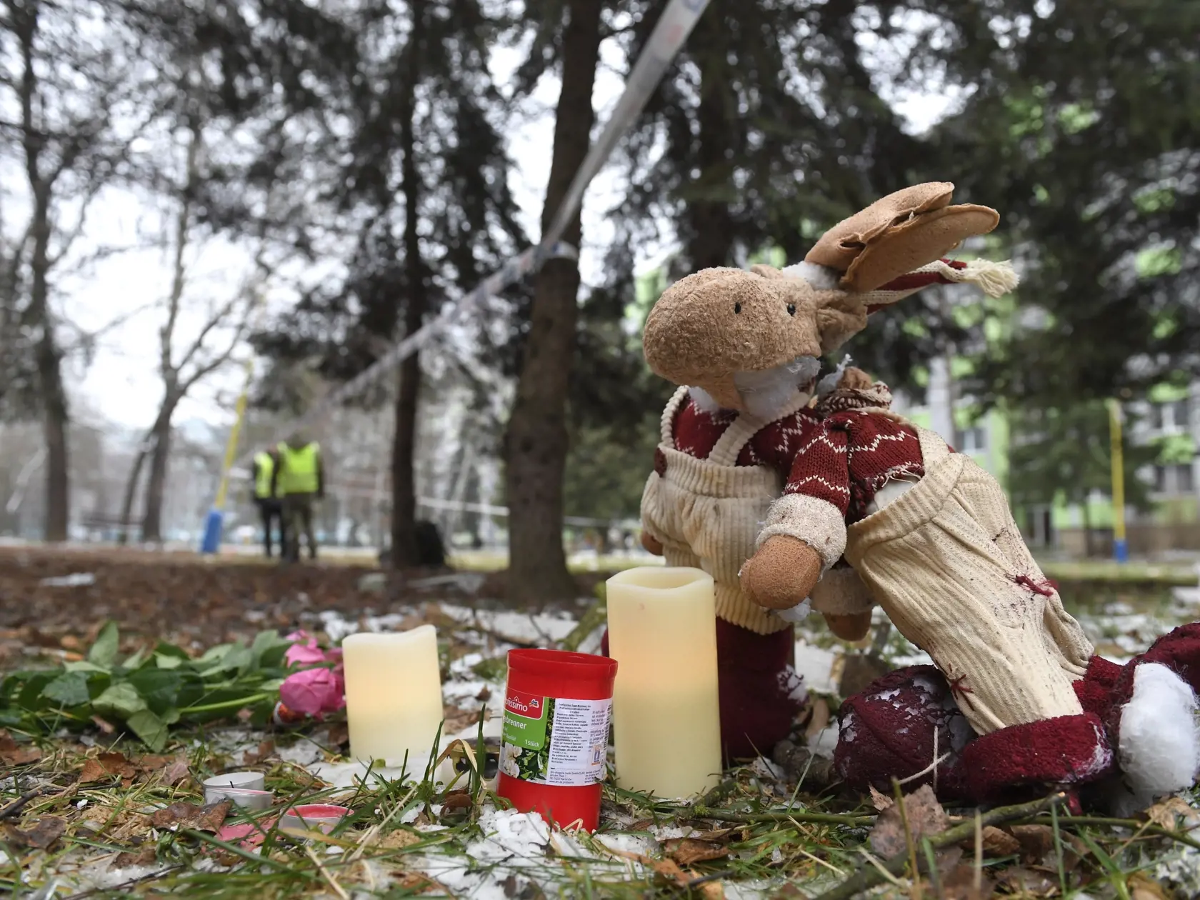 Na snímke pietne miesto neďaleko zhoreného bytového domu v Prešove 8. decembra 2019. Požiar mal vzniknúť po výbuchu horných poschodí 12-podlažnej bytovky v piatok pred 12.15 h. FOTO TASR - František Iván