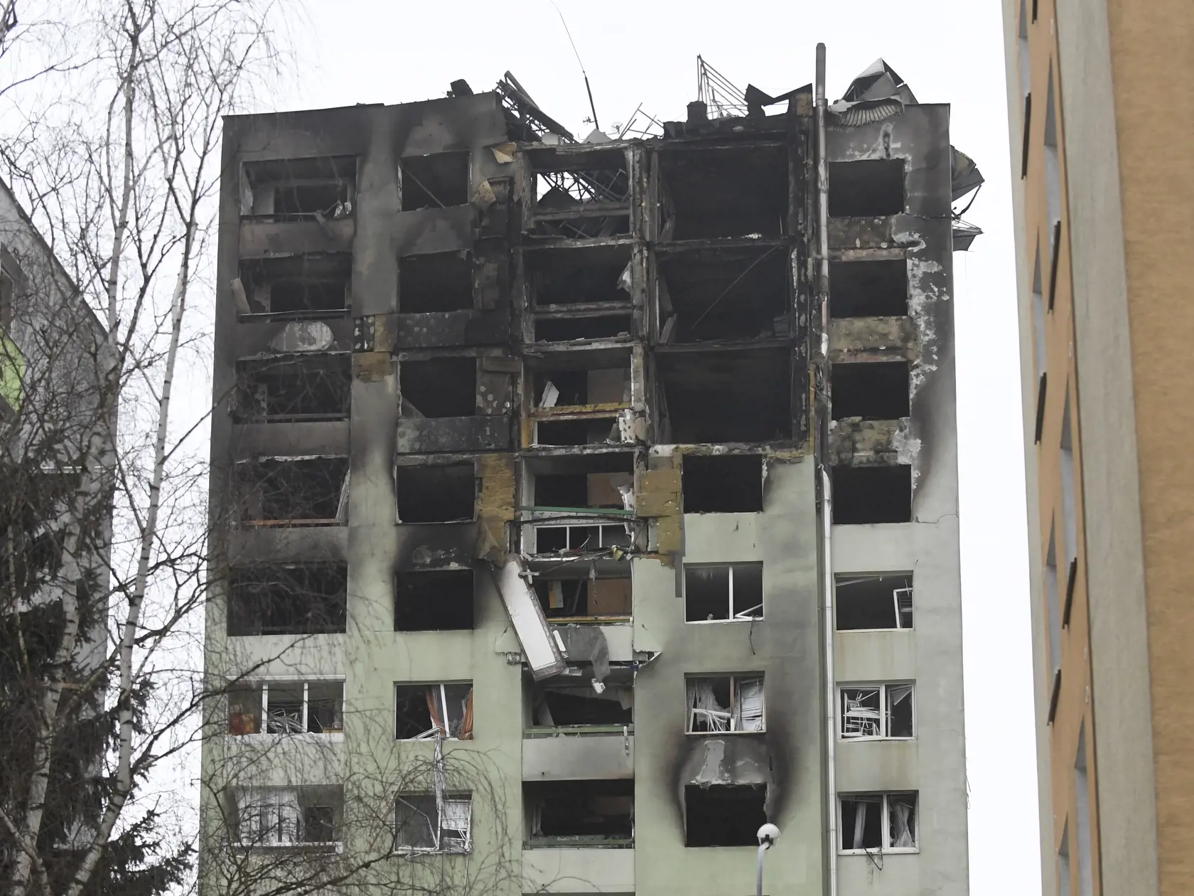 Na snímke zhorený bytový dom v Prešove 7. decembra 2019. Požiar mal vzniknúť po výbuchu horných poschodí 12-podlažnej bytovky v piatok pred 12.15 h. Polícia zatiaľ potvrdila päť obetí, 40 ľudí bolo zranených.  FOTO TASR - František Iván