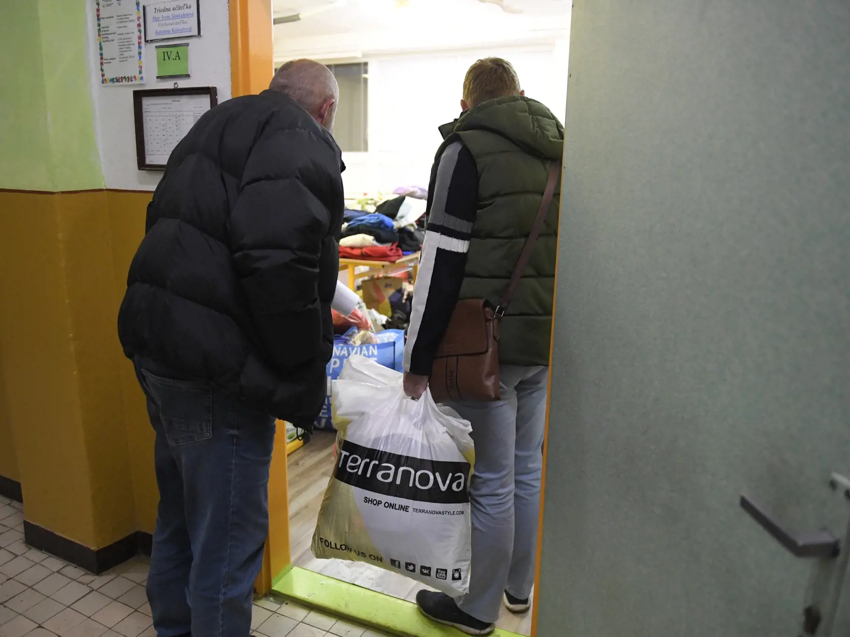 Na snímke ľudia prinášajú materiálnu pomoc do krízového centra na ZŠ Mukačevská pre ľudí, ktorých zasiahol výbuch a následný požiar obytného 12 podlažného domu v Prešove 6. decembra 2019. Požiar mal vzniknúť po výbuchu horných poschodí 12 podlažnej bytovky pred 12.15 h. Polícia zatiaľ potvrdila päť obetí a 40 bolo zranených. Na mieste zasahujú všetky záchranárske zložky. FOTO TASR - František Iván 