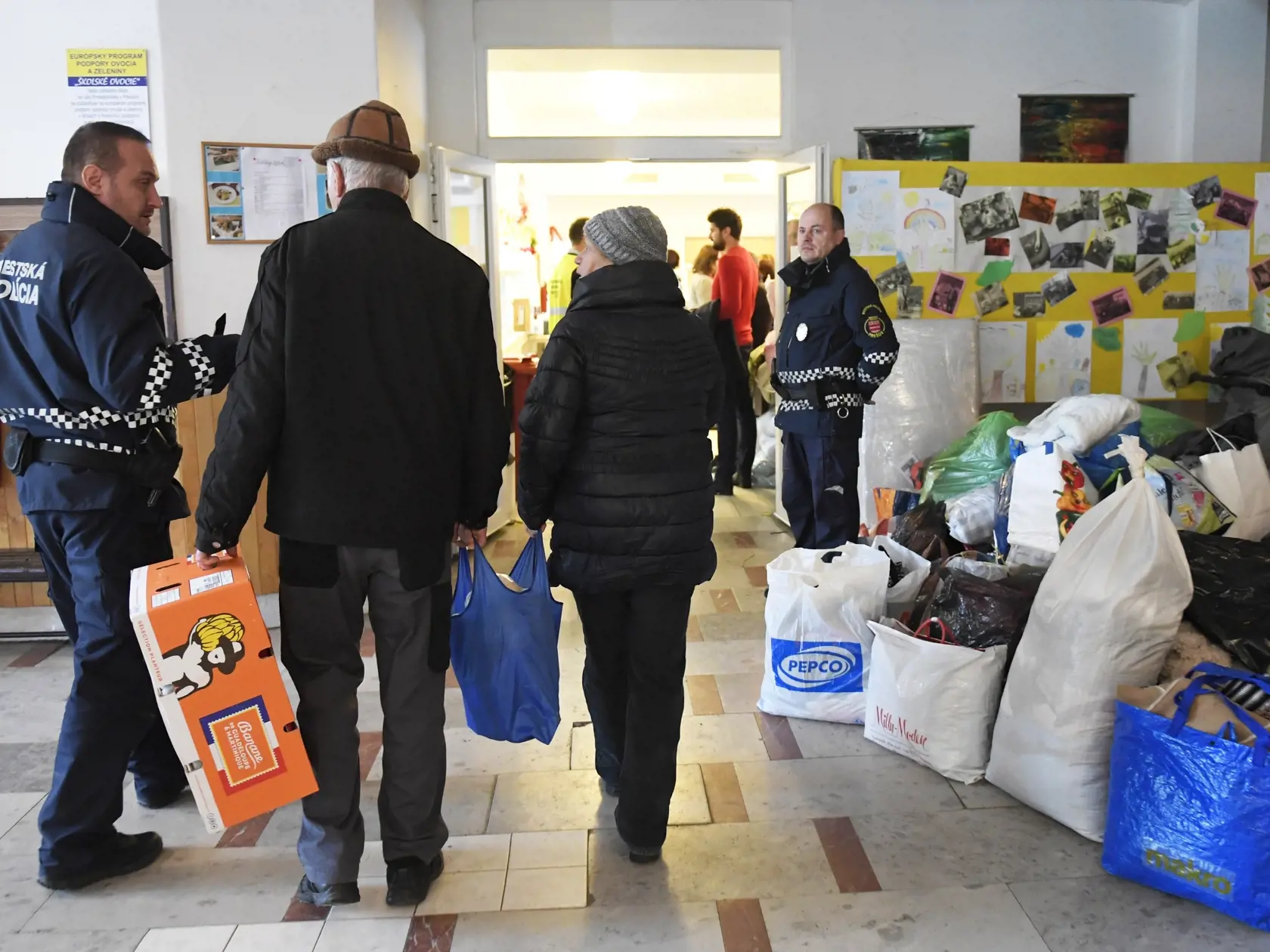 Na snímke Centrum sociálneho zabezpečenia v priestoroch ZŠ Prostějovská v Prešove 7. decembra 2019. Centrum slúži pre ľudí zo zhoreného bytového domu. Požiar mal vzniknúť po výbuchu horných poschodí 12-podlažnej bytovky v piatok pred 12.15 h. Polícia zatiaľ potvrdila päť obetí, 40 ľudí bolo zranených.  FOTO TASR - František Iván
