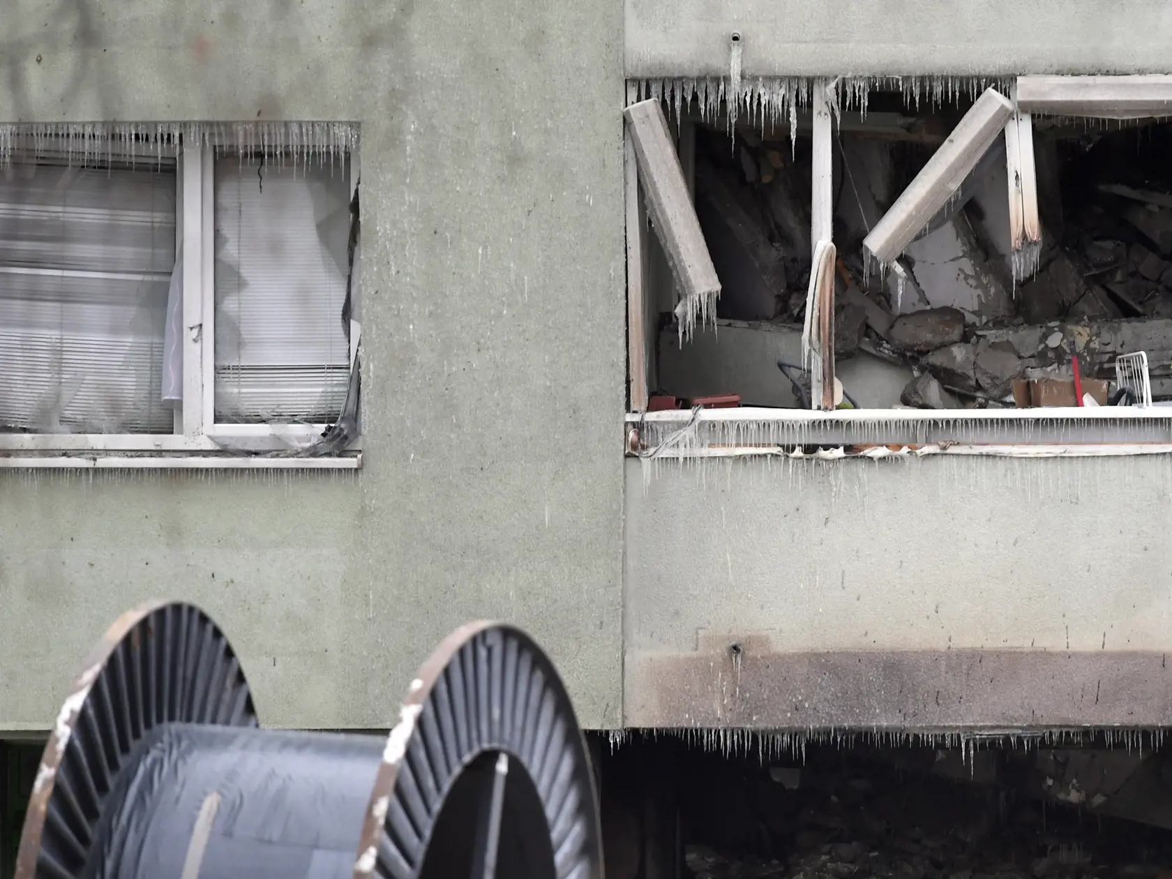 Na snímke zhorený bytový dom v Prešove 7. decembra 2019. Požiar mal vzniknúť po výbuchu horných poschodí 12-podlažnej bytovky v piatok pred 12.15 h. Polícia zatiaľ potvrdila päť obetí, 40 ľudí bolo zranených.  FOTO TASR - František Iván