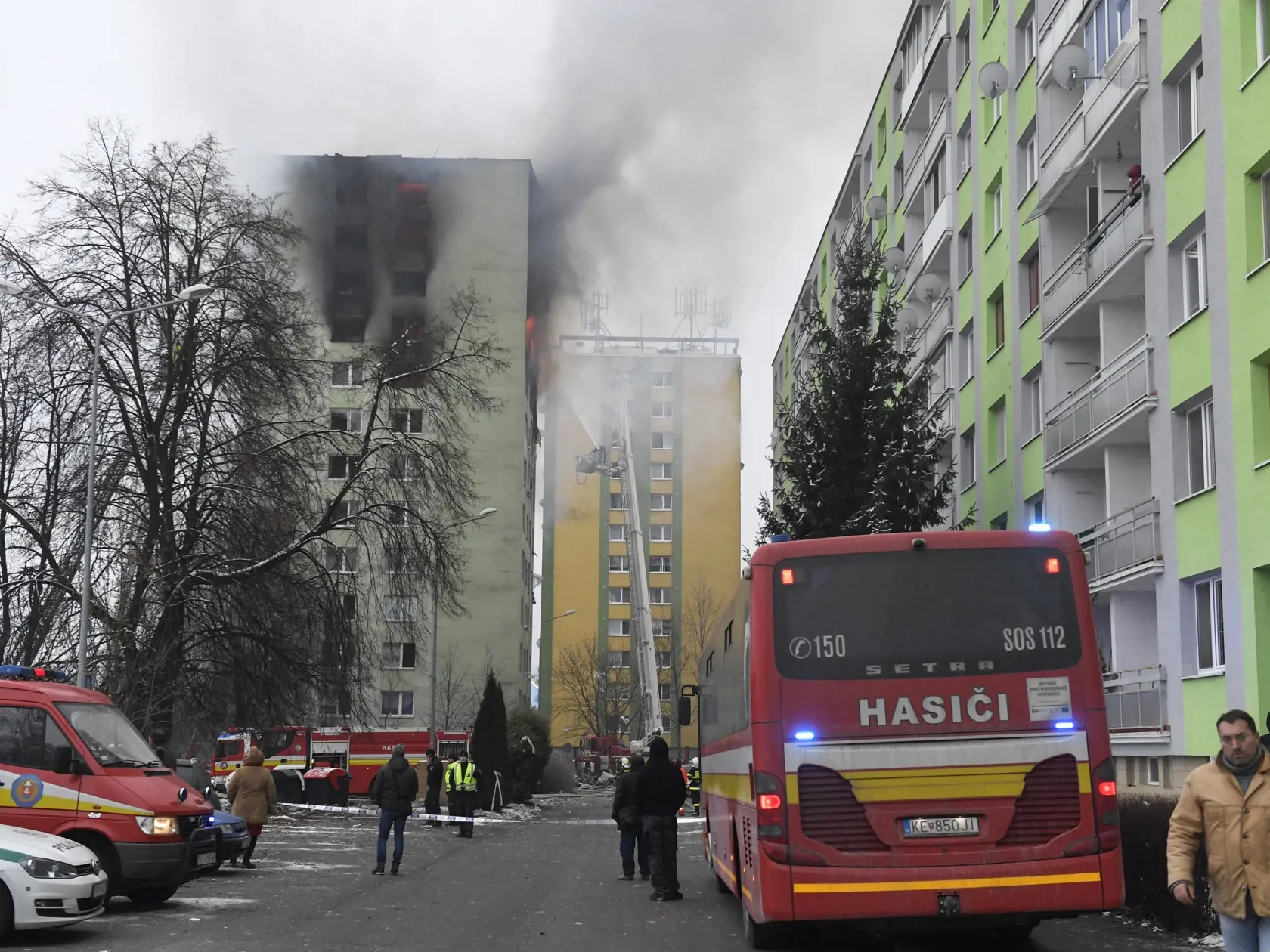 Hasiči a policajti počas zásahu na mieste výbuchu a požiari bytového domu 6. decembra 2019 v Prešove. Požiar nal vzniknúť po výbuchu horných poschodí 12 pododlažnej bytovky pred 12.15 h. Polícia zatiaľ potvrdila štyri obete.  FOTO TASR - František Iván 