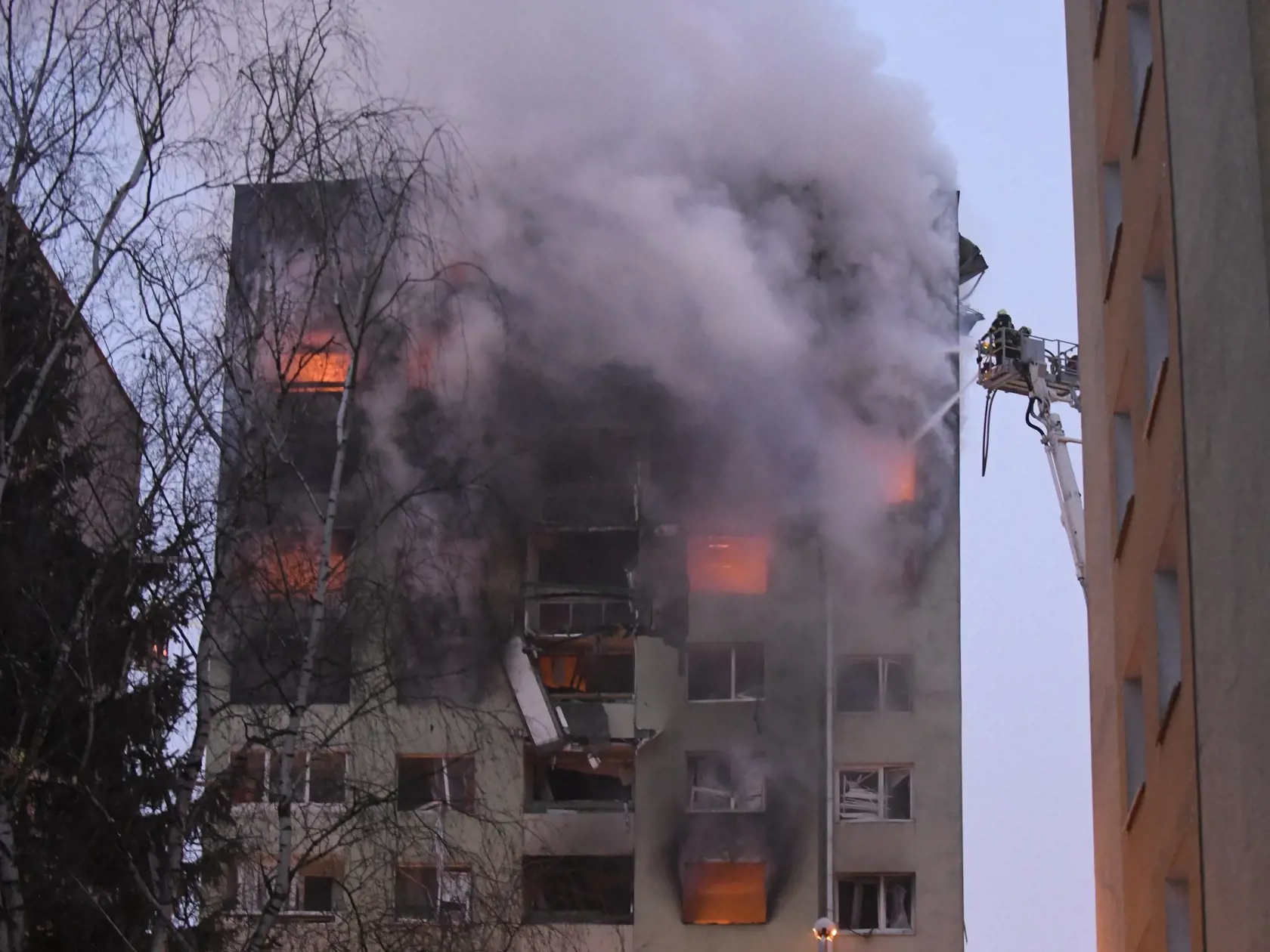 Na snímke hasiči zasahujú v horiacom bytovom dome v Prešove 6. decembra 2019. Požiar mal vzniknúť po výbuchu horných poschodí 12 podlažnej bytovky pred 12.15 h. Polícia zatiaľ potvrdila štyri obete.  FOTO TASR - František Iván 