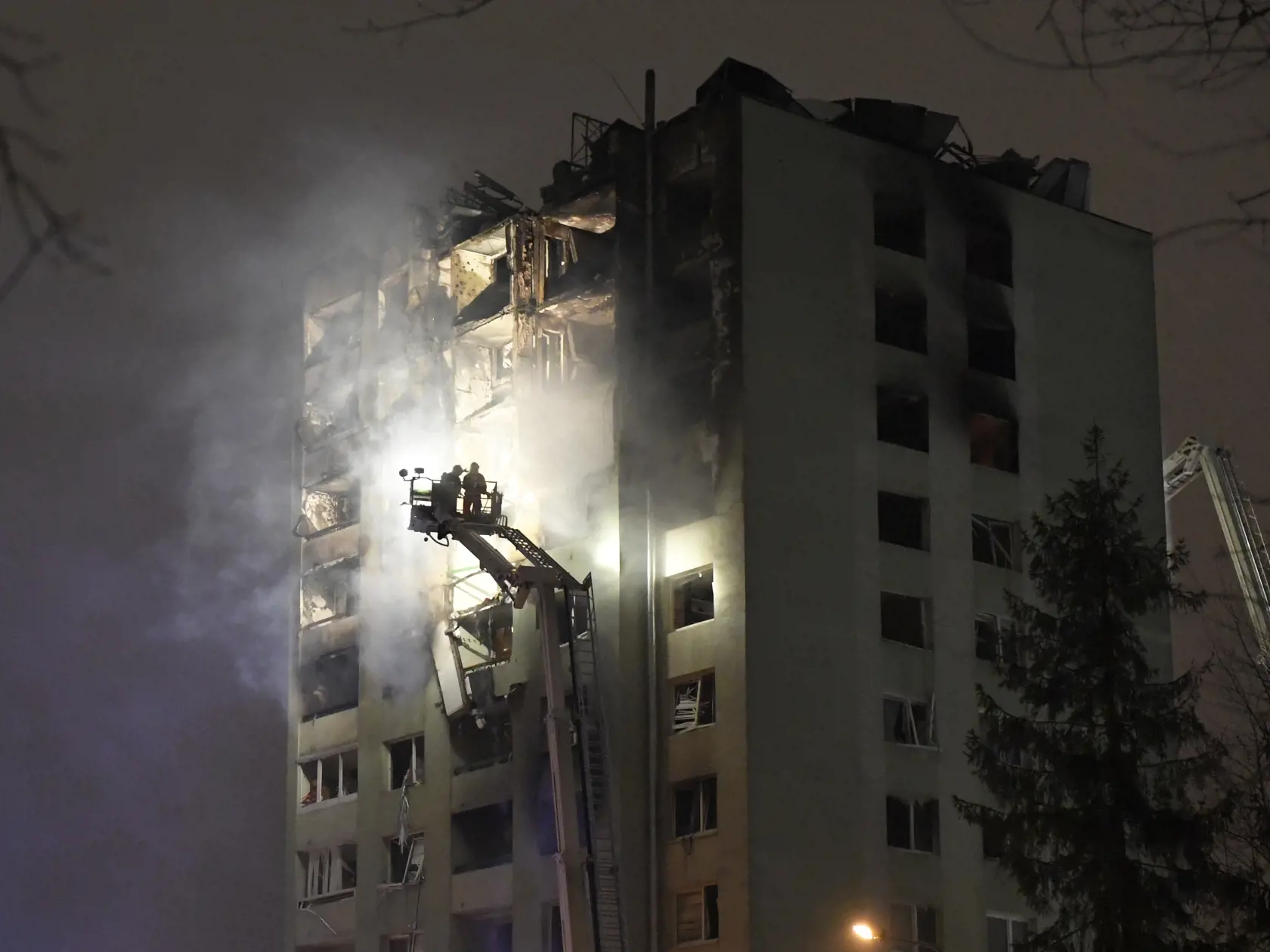 Na snímke záchranárske zložky pri zásahu v horiacom bytovom dome v Prešove 6. decembra 2019. Požiar mal vzniknúť po výbuchu horných poschodí 12 podlažnej bytovky pred 12.15 h. Polícia zatiaľ potvrdila päť obetí, 40 ľudí bolo zranených. Na mieste zasahujú všetky záchranárske zložky.  FOTO TASR - František Iván