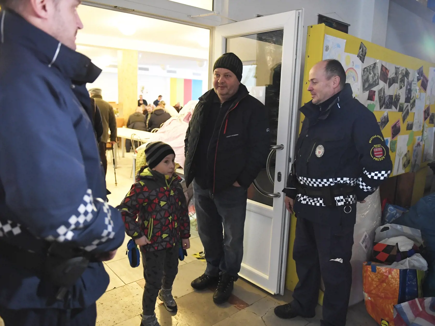 Na snímke Centrum sociálneho zabezpečenia v priestoroch ZŠ Prostějovská v Prešove 7. decembra 2019. Centrum slúži pre ľudí zo zhoreného bytového domu. Požiar mal vzniknúť po výbuchu horných poschodí 12-podlažnej bytovky v piatok pred 12.15 h. Polícia zatiaľ potvrdila päť obetí, 40 ľudí bolo zranených.  FOTO TASR - František Iván