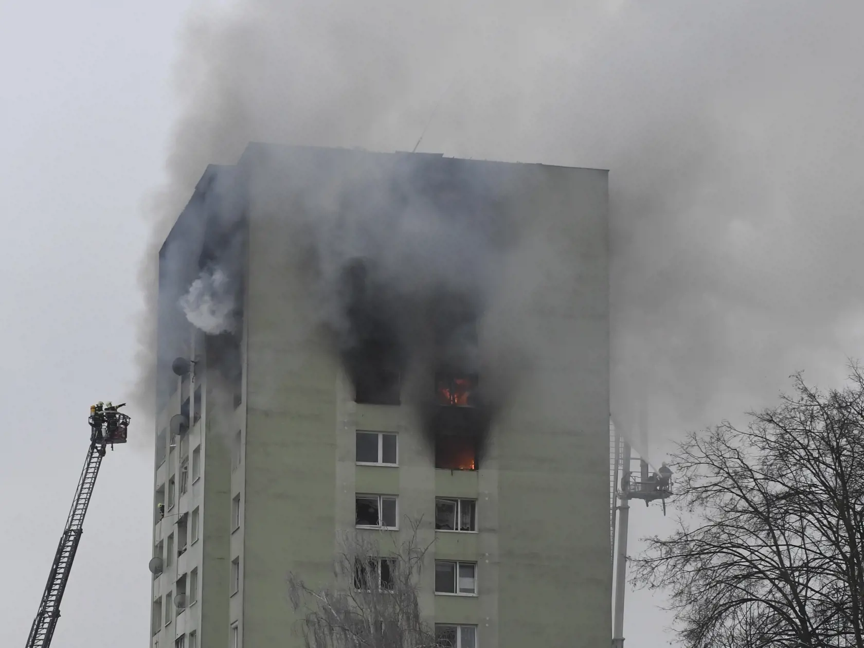 Na snímke horiaci bytový dom v Prešove 6. decembra 2019. Požiar mal vzniknúť po výbuchu horných poschodí 12 podlažnej bytovky pred 12.15 h. Polícia zatiaľ potvrdila štyri obete.  FOTO TASR - František Iván 