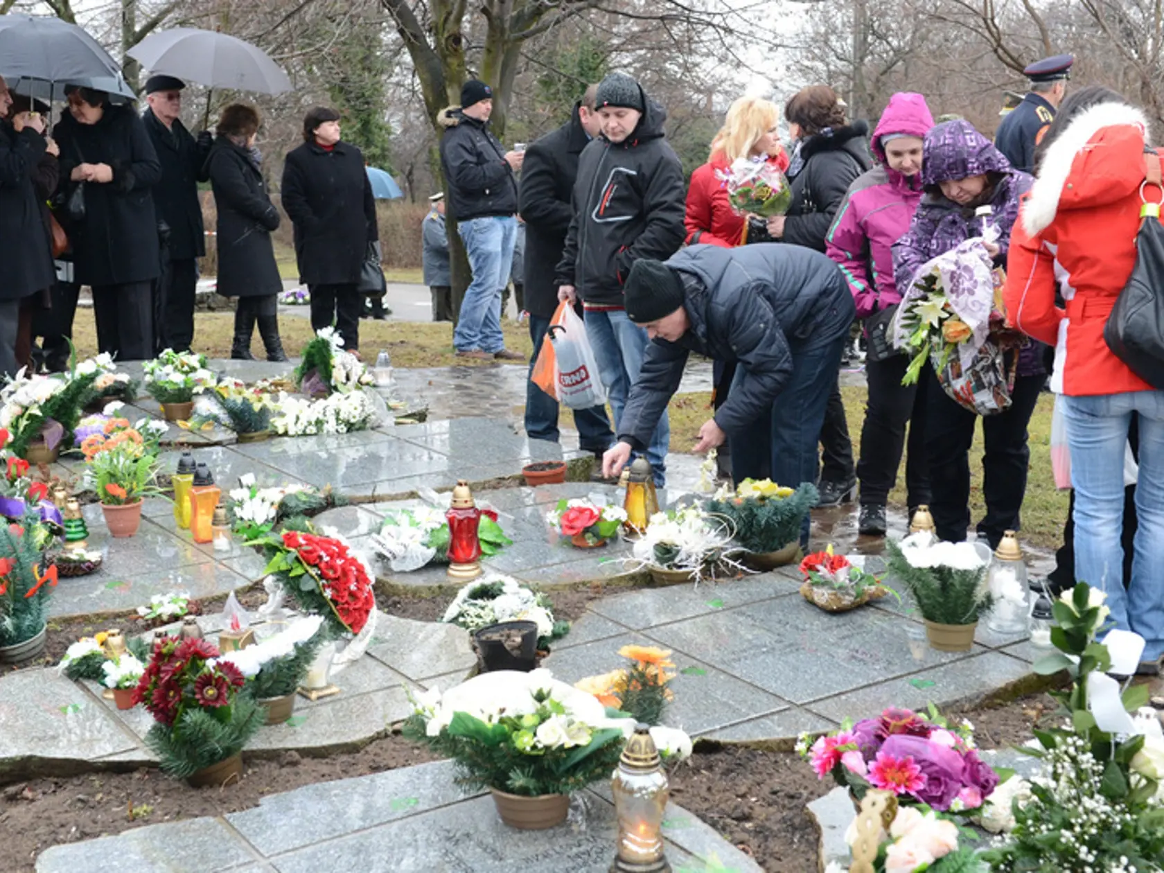 V Hejciach zahynulo 42 ľudí. Pozostalí sa chcú dozvedieť pravdu. Neveria verzii armády.