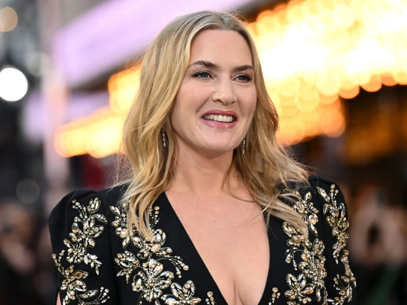 Nalepkovať ženy na základe ich vzhľadu, považuje Kate Winslet za bizarné. Herečka sa za svoje krivky ani vrásky nehanbí. Ba práve naopak, je na ne hrdá, odrážajú totiž život.