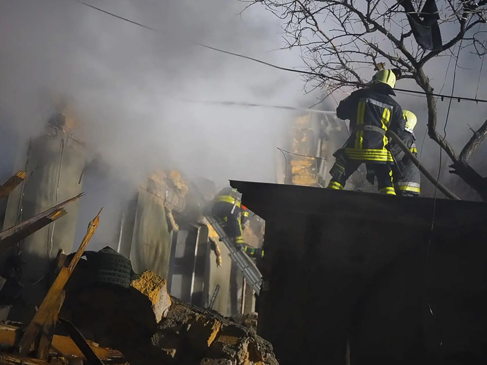 Hasiči hasia horiacu budovu po útoku ruskej armády v ukrajinskom meste Odesa na juhu Ukrajiny v piatok 23. februára 2024.