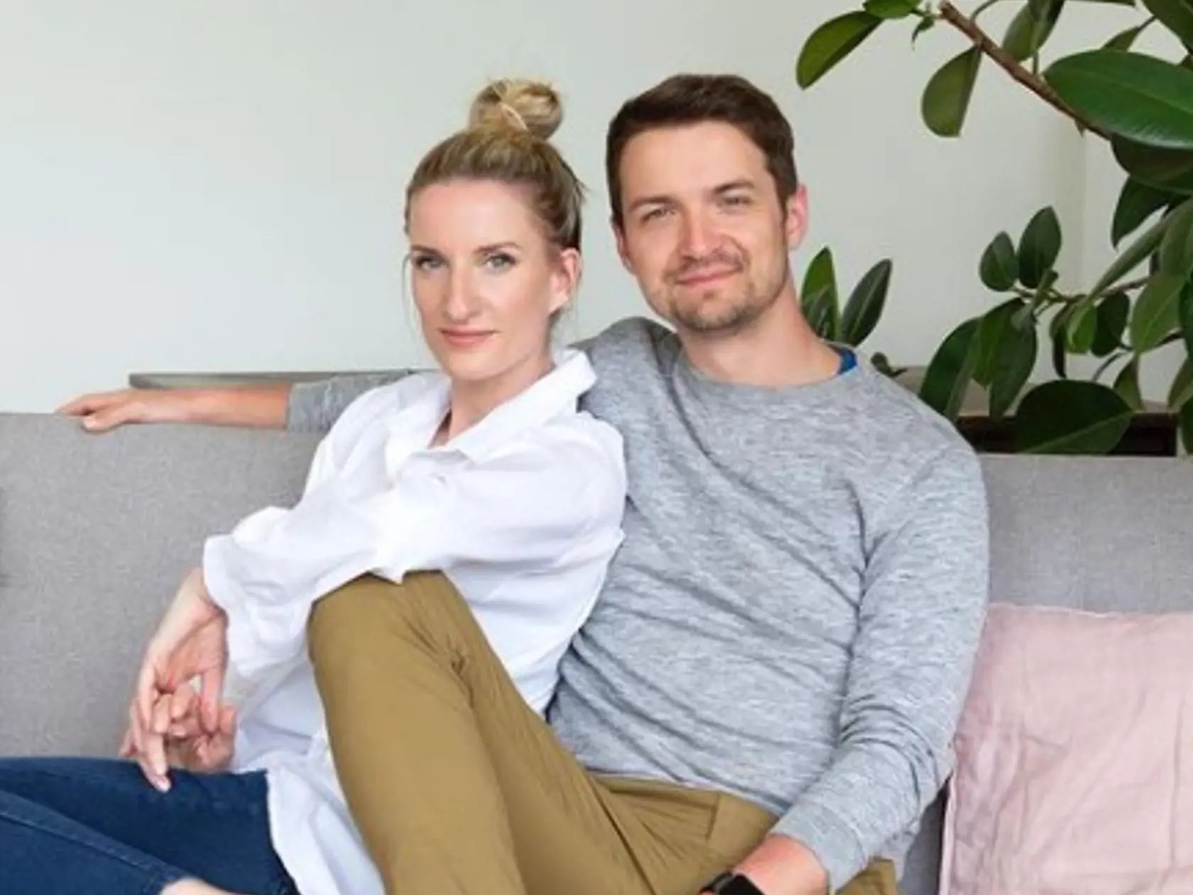 „A raz bude s nami na tomto gauči možno sedieť aj dieťa rómskeho pôvodu. To je odpoveď na vašu víkendovú otázku, či by sme v rámci adopcie prijali aj malú Rómku alebo Róma. Prijali.“