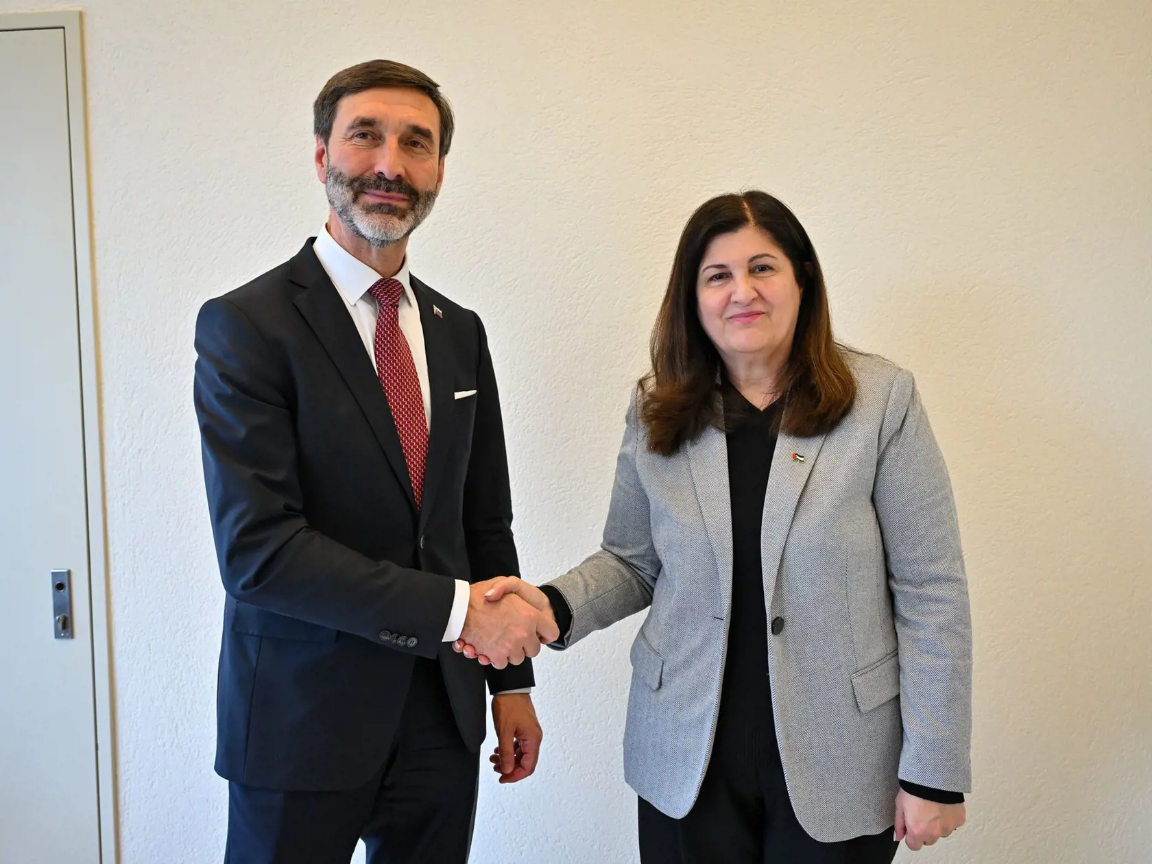 "Takzvaná "izolácia" Slovenska v zahraničí, ako to prezentuje opozícia a liberálno-progresívne médiá, vyzerá tak, že popri mojich vystúpeniach na hlavných zasadnutiach Rady OSN pre ľudské práva a Konferencie o odzbrojení som v európskej centrále tejto najvýznamnejšej multilaterálnej organizácie rokoval nielen s vysokým komisárom OSN a generálnou riaditeľkou Úradovne, ale aj s mojimi ministerskými partnermi z rôznych častí sveta," reagoval nedávno Juraj Blanár (Smer). 
