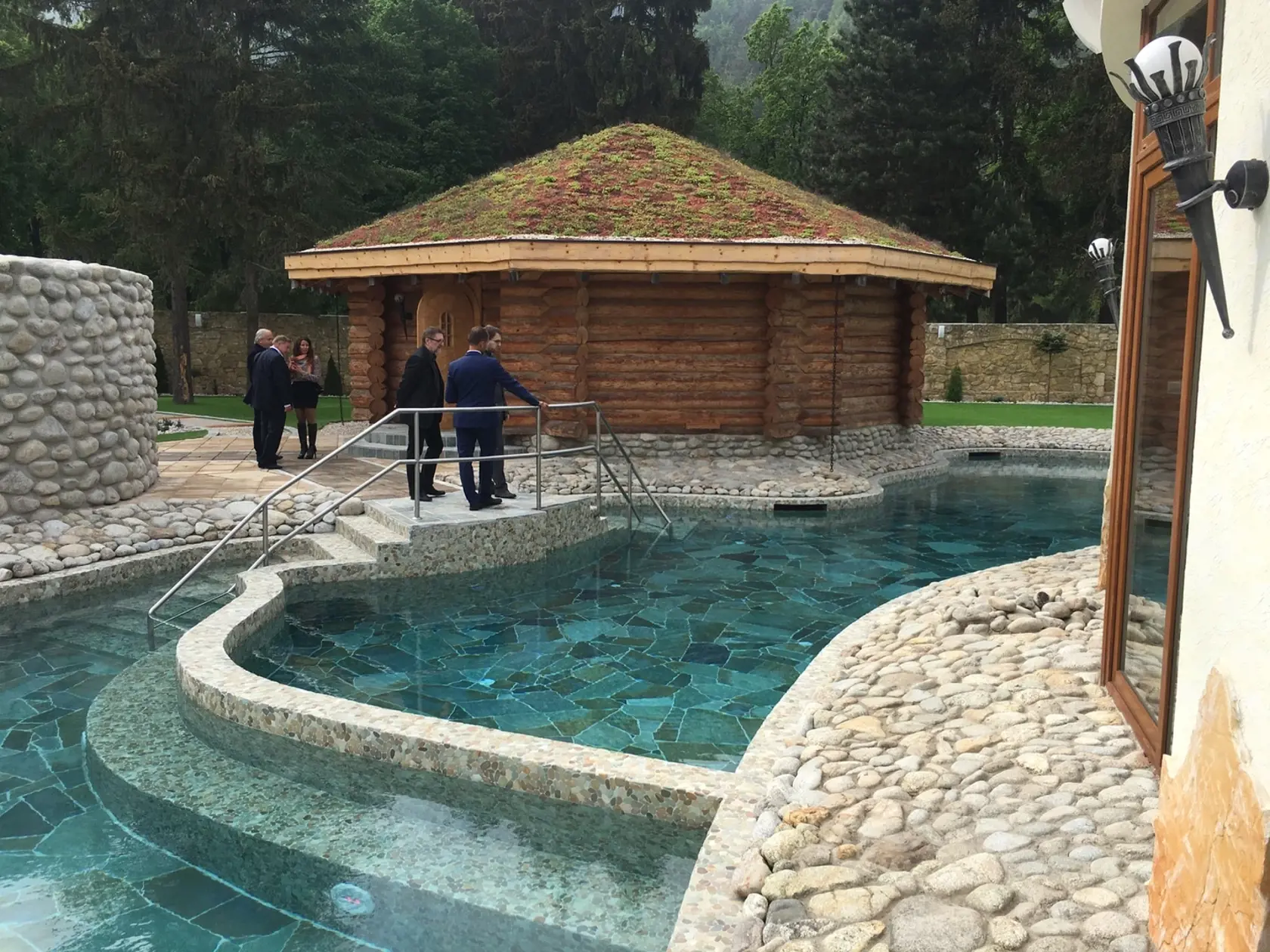 V pronárodnom duchu vybudovanej nové priestory Natural Spa ponúkajú možnosť vychutnať si nielen svet sáun, ale súčasťou sú i termálne vnútorné a vonkajšie bazény.